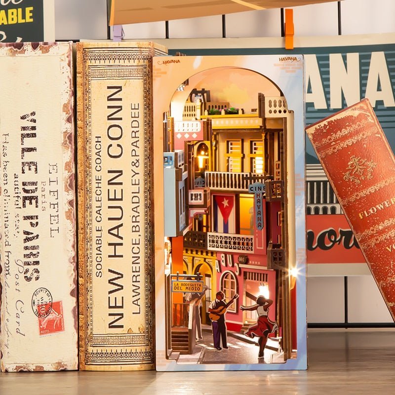 Havana Stroll Book Nook 3D Wooden Puzzle