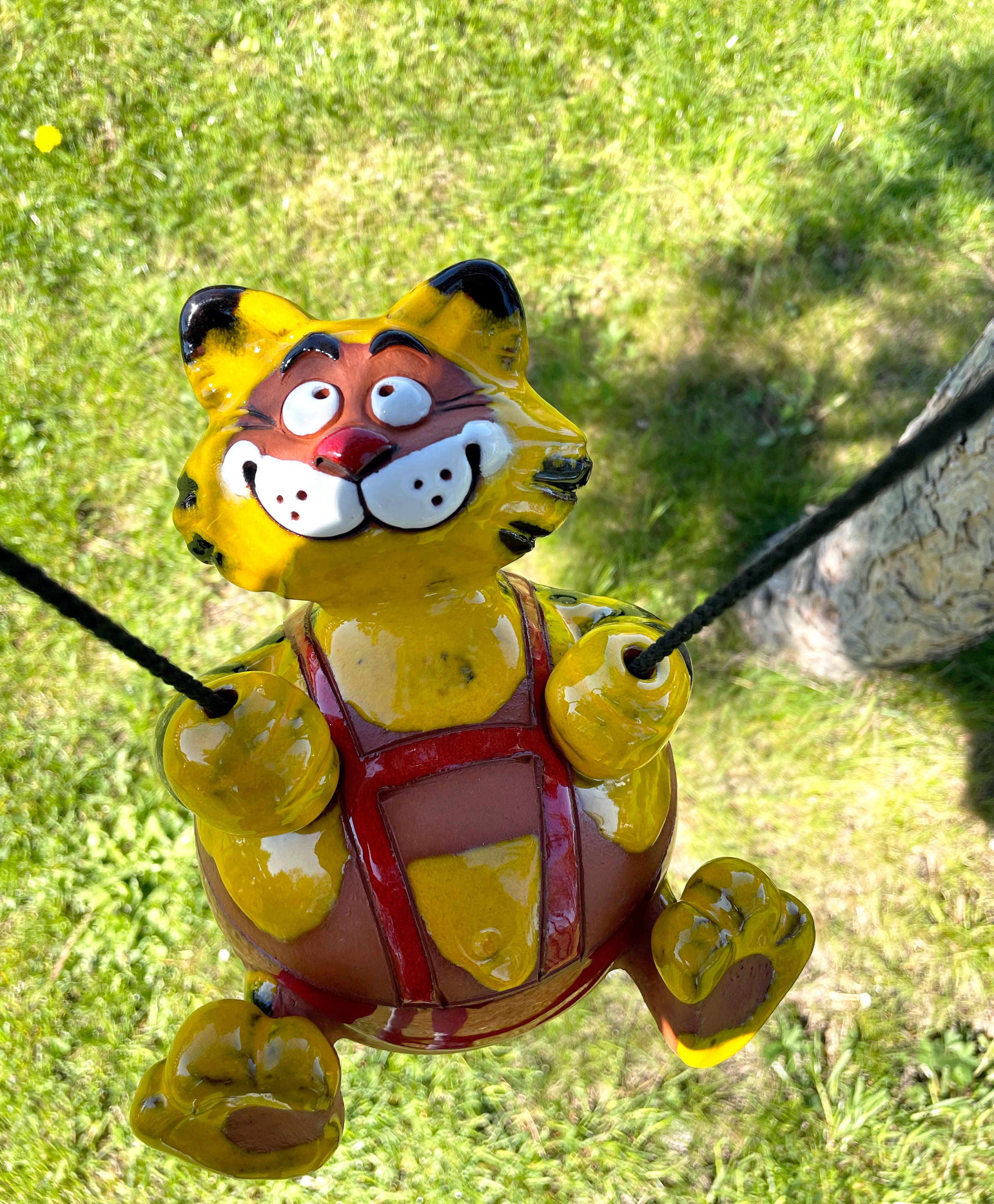 Ceramic Garden Decoration ，Art Yellow Cat Swing
