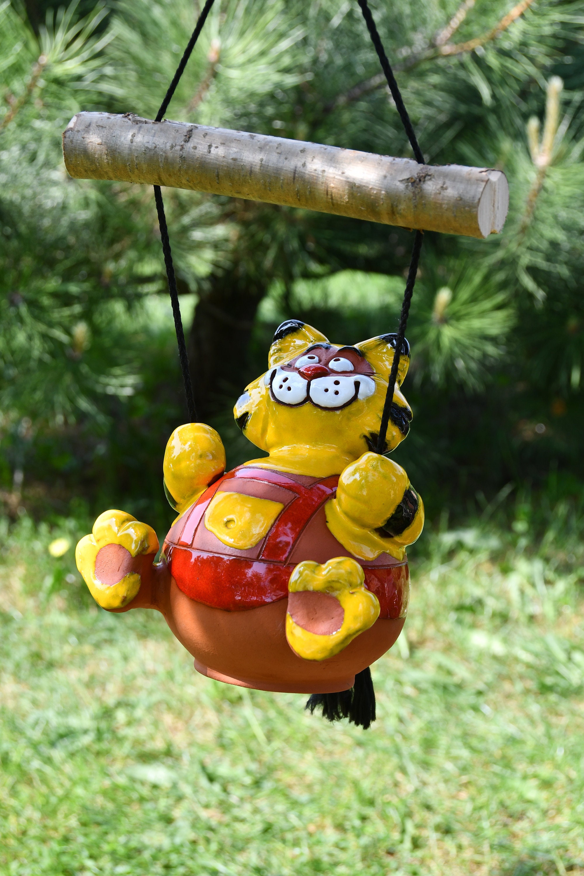 Ceramic Garden Decoration ，Art Yellow Cat Swing