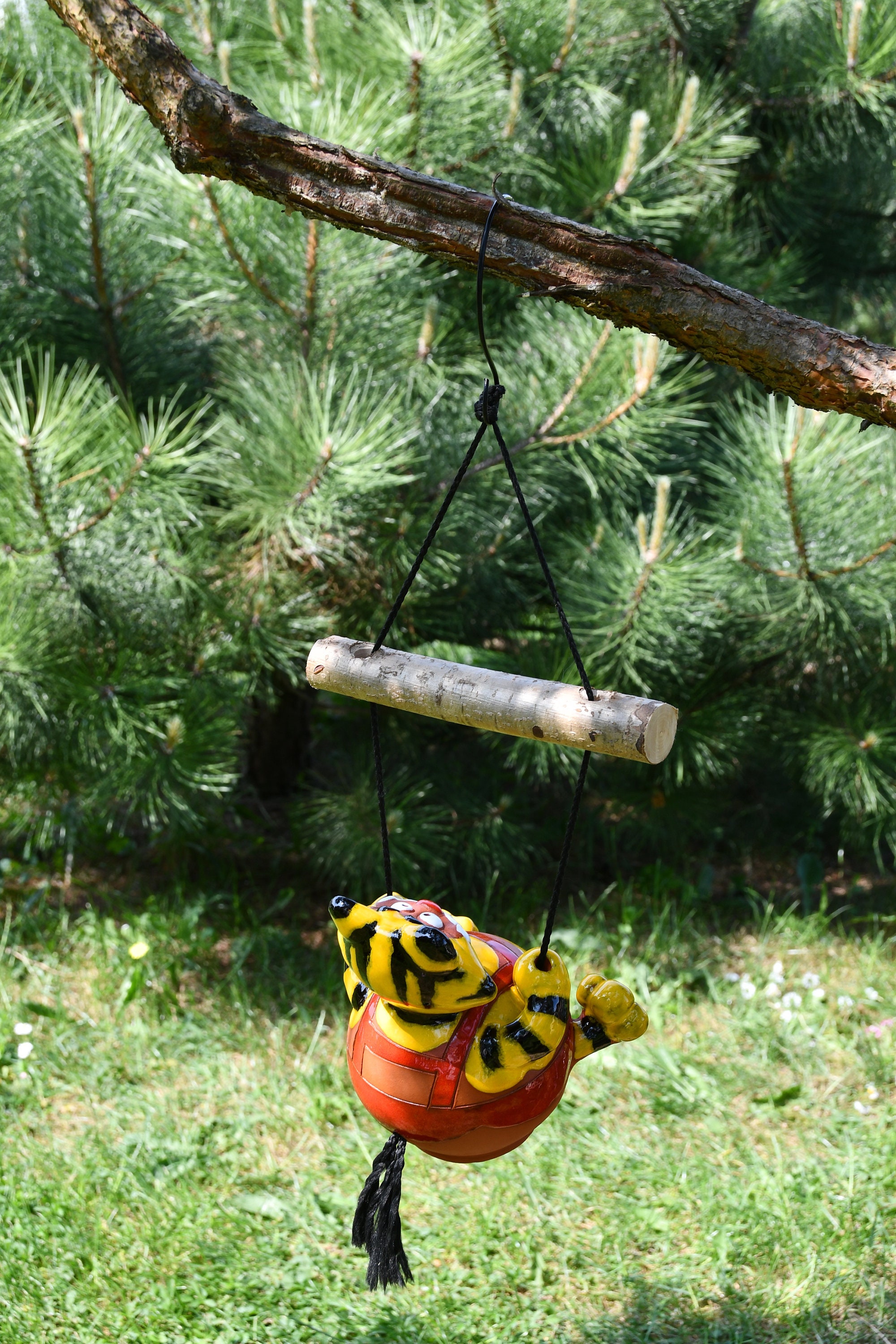 Ceramic Garden Decoration ，Art Yellow Cat Swing