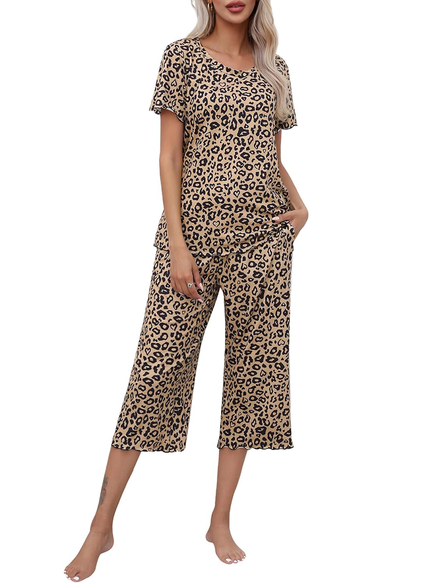 Women's Printed Short Sleeve Top with Capri Pants Lounge & Sleepwear Set