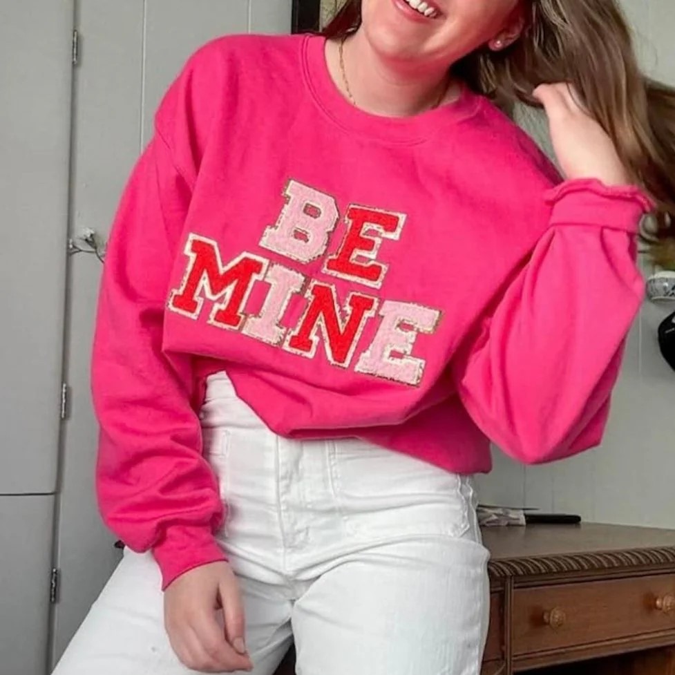 "BE MINE" Letter Patch Crewneck Sweatshirt