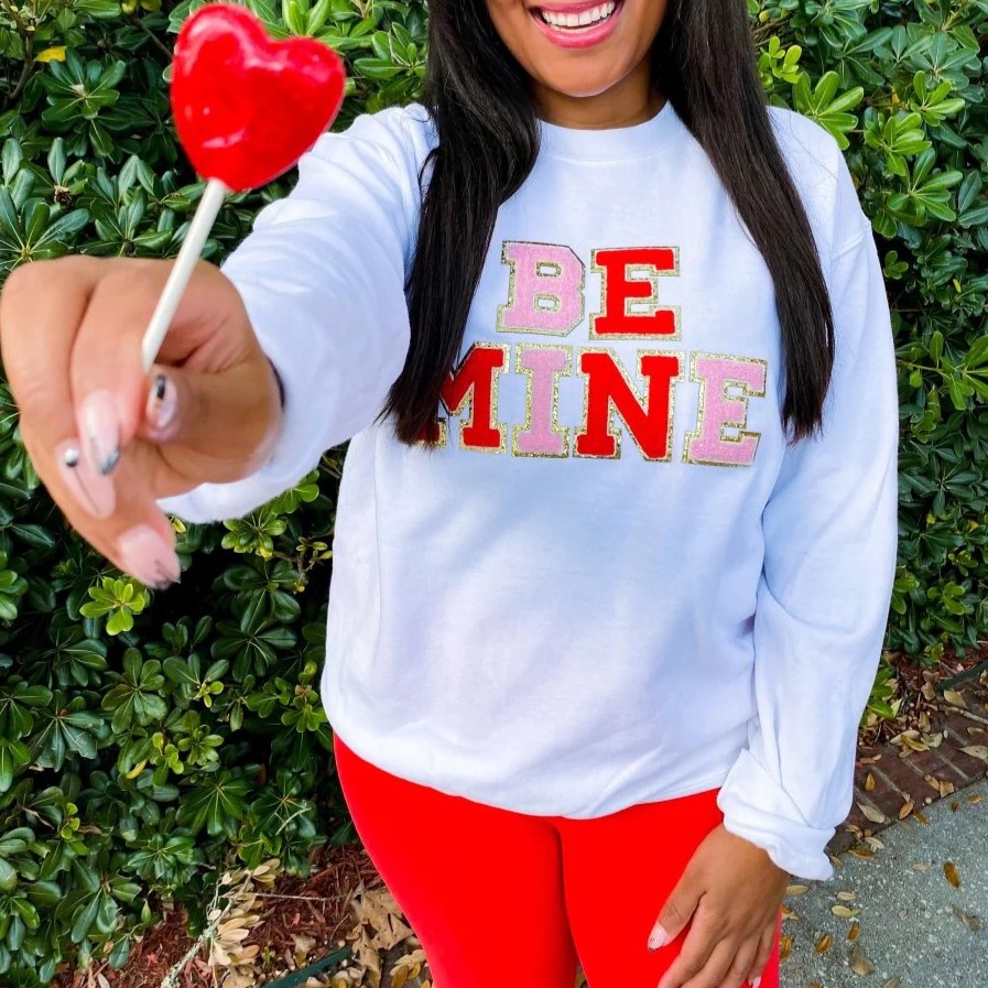 "BE MINE" Letter Patch Crewneck Sweatshirt