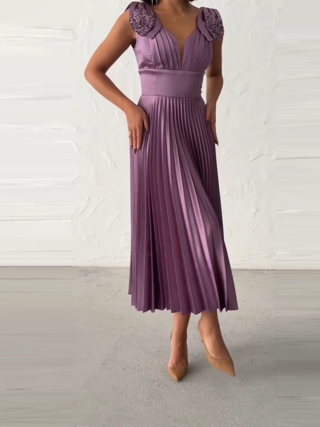 Elegant Diamond Sleeveless Pleated Dress