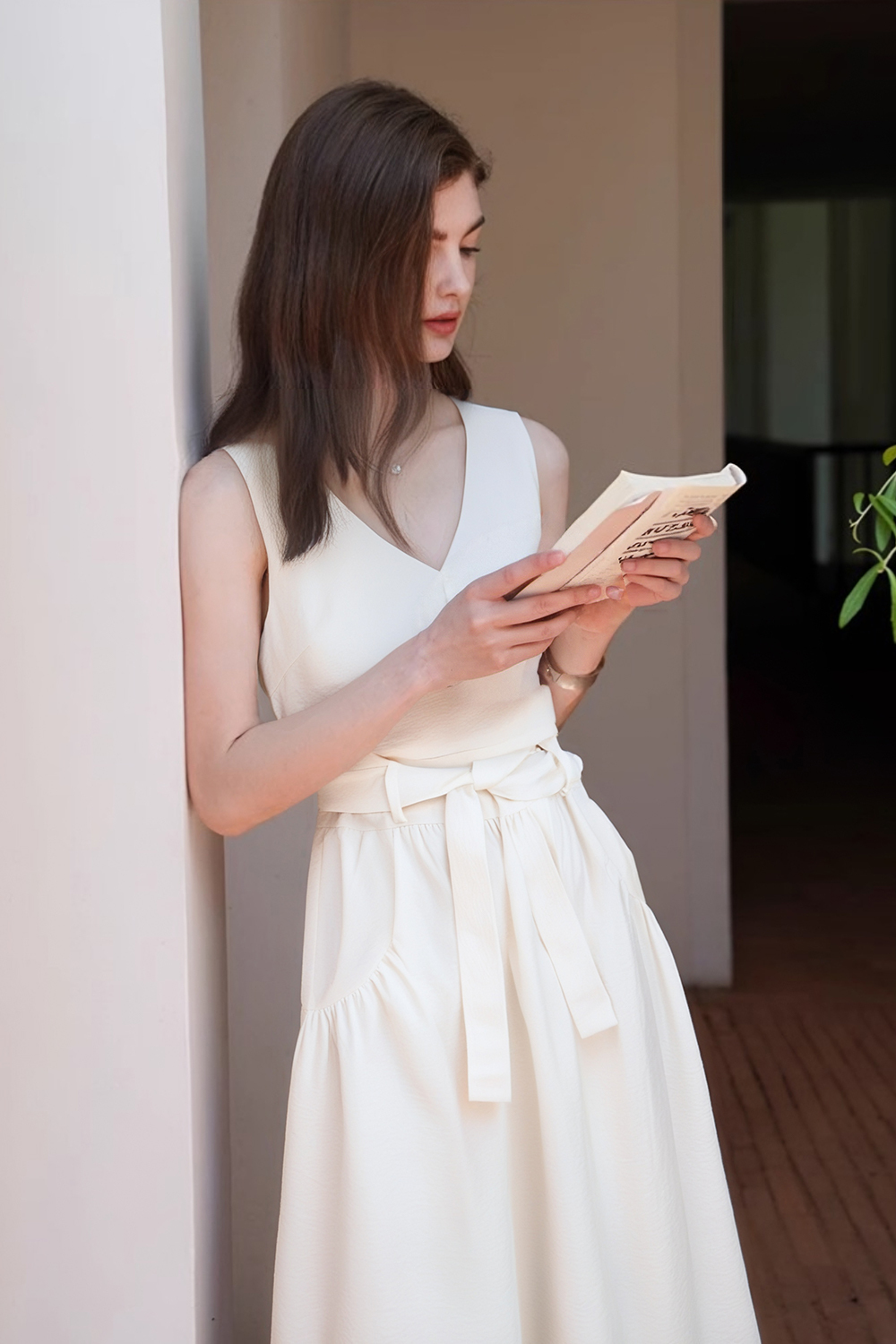 V-Neck Sleeveless Solid Color Dress