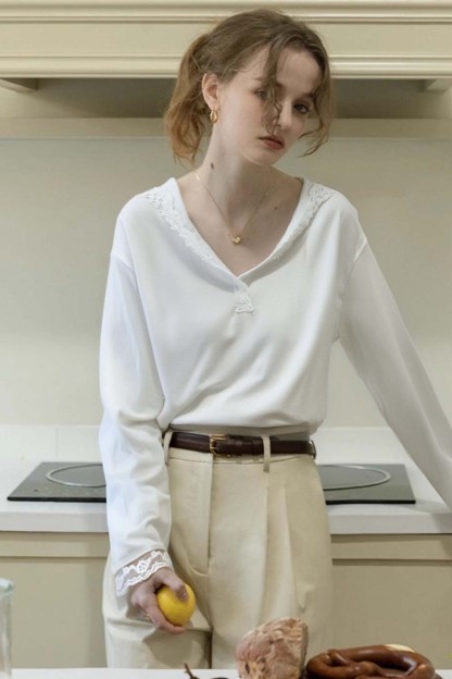 Lace-Decorated Hooded T-Shirt