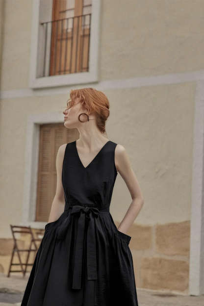 V-Neck Sleeveless Solid Color Dress