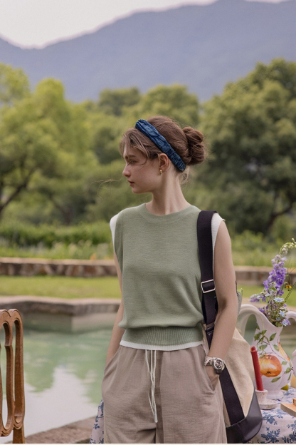 Round Neck Sleeveless Loose Knit Sweater