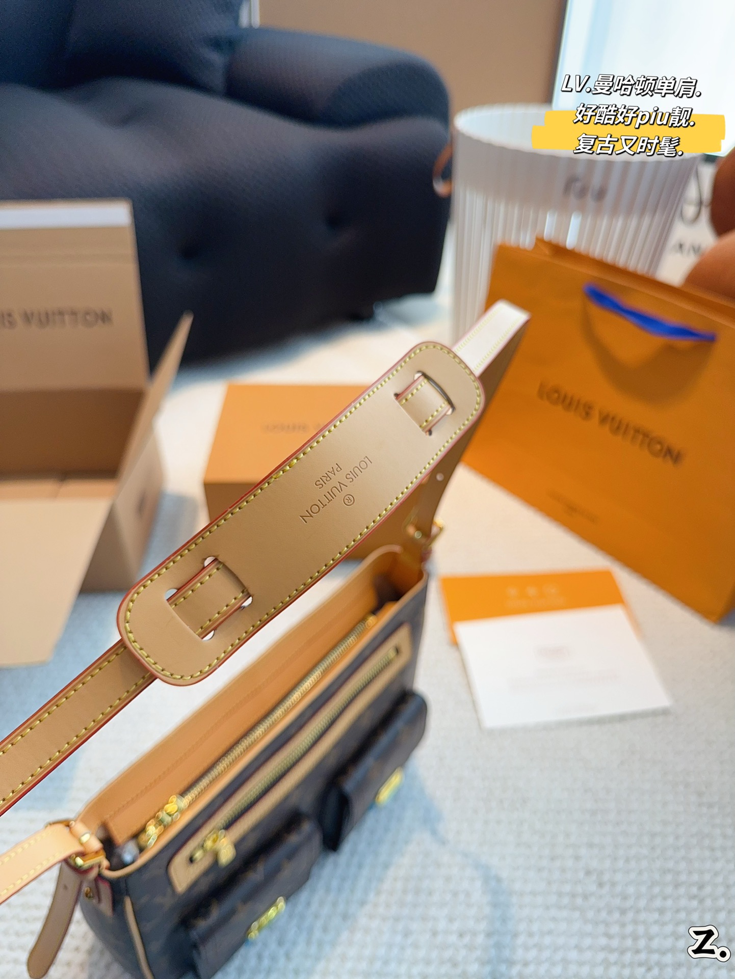 L-V BAG Manhattan Seine one-shoulder messenger bag