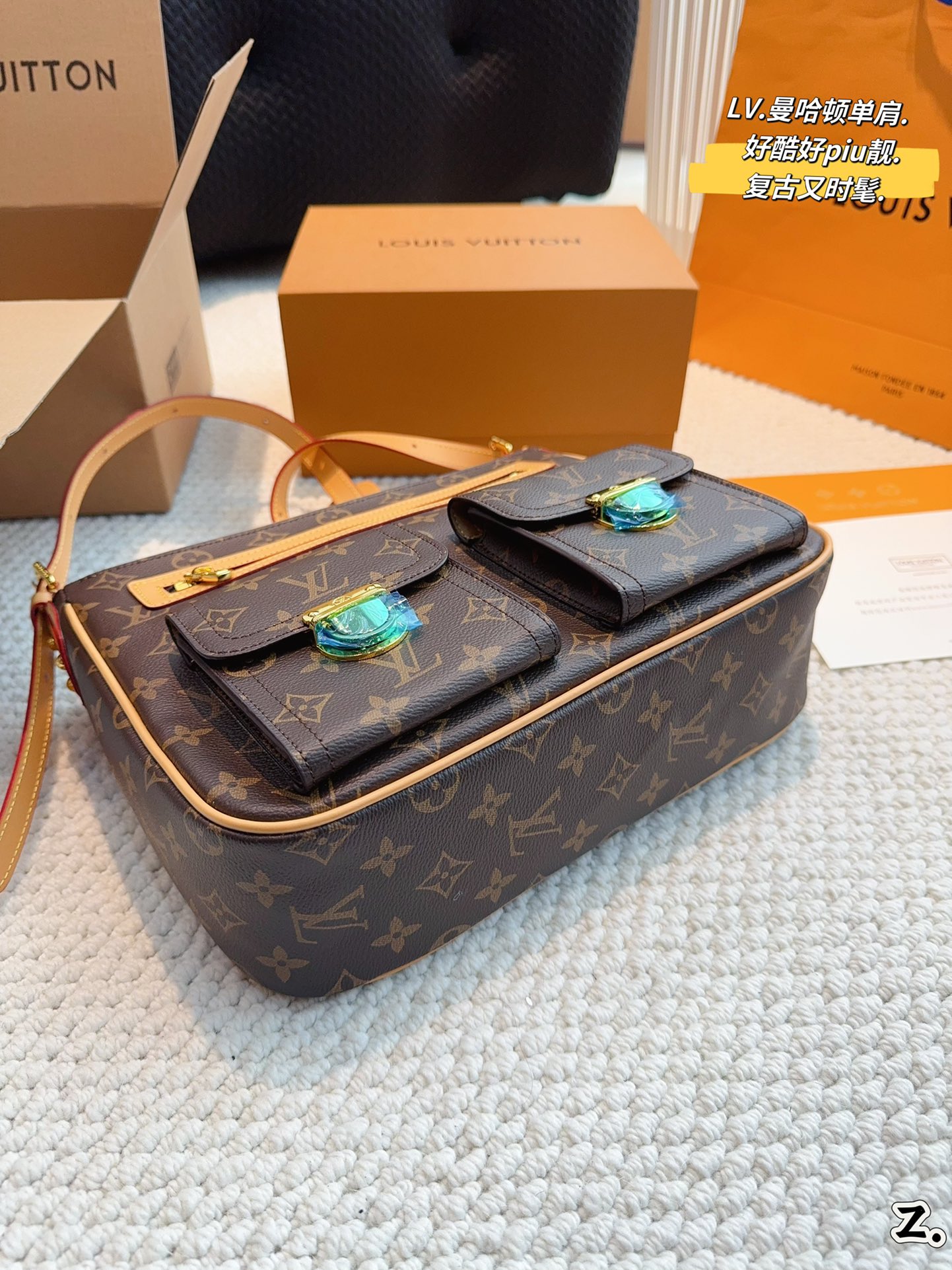 L-V BAG Manhattan Seine one-shoulder messenger bag