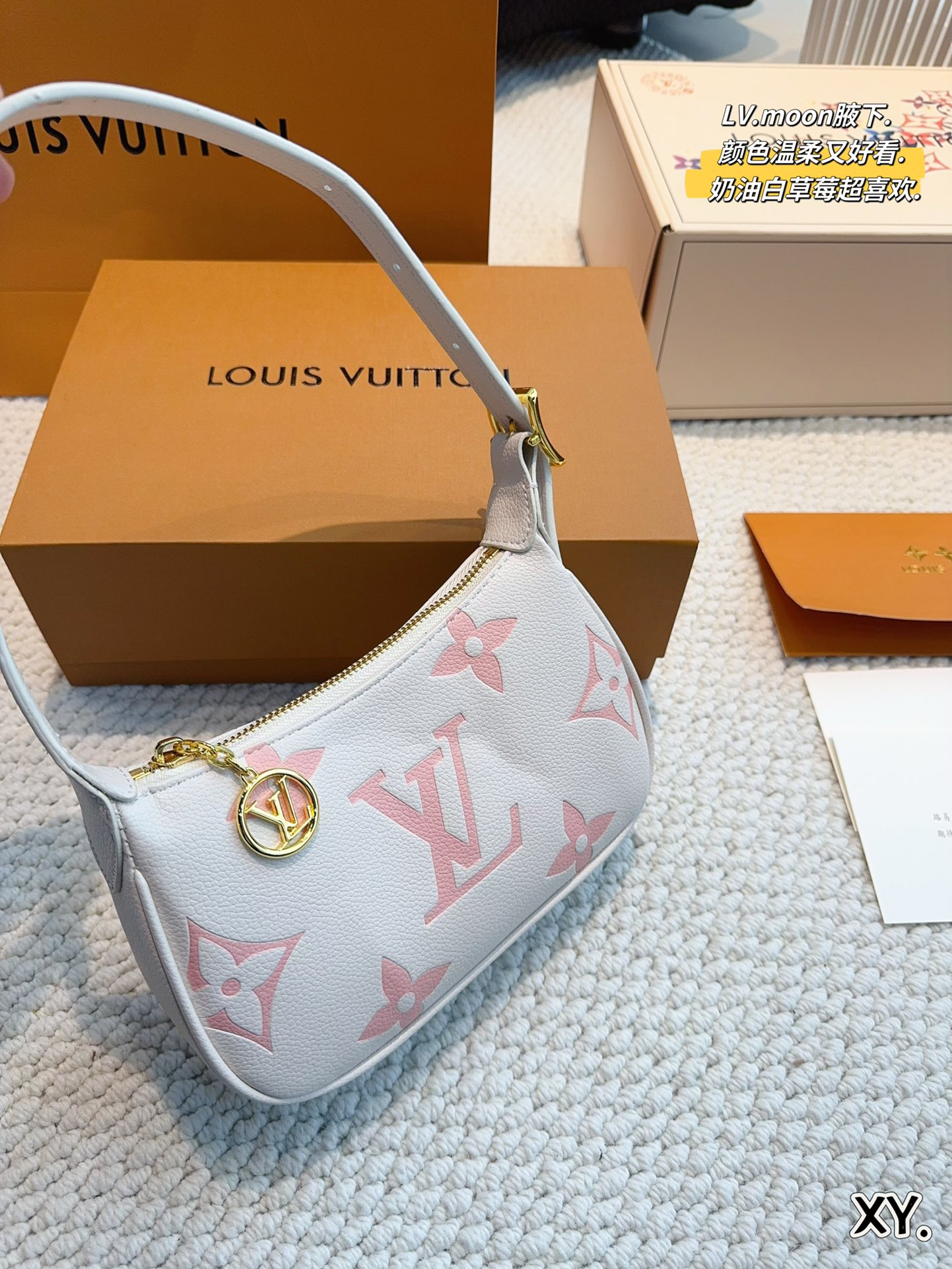 L-V BAG Moon underarm wrapped with cream strawberry series