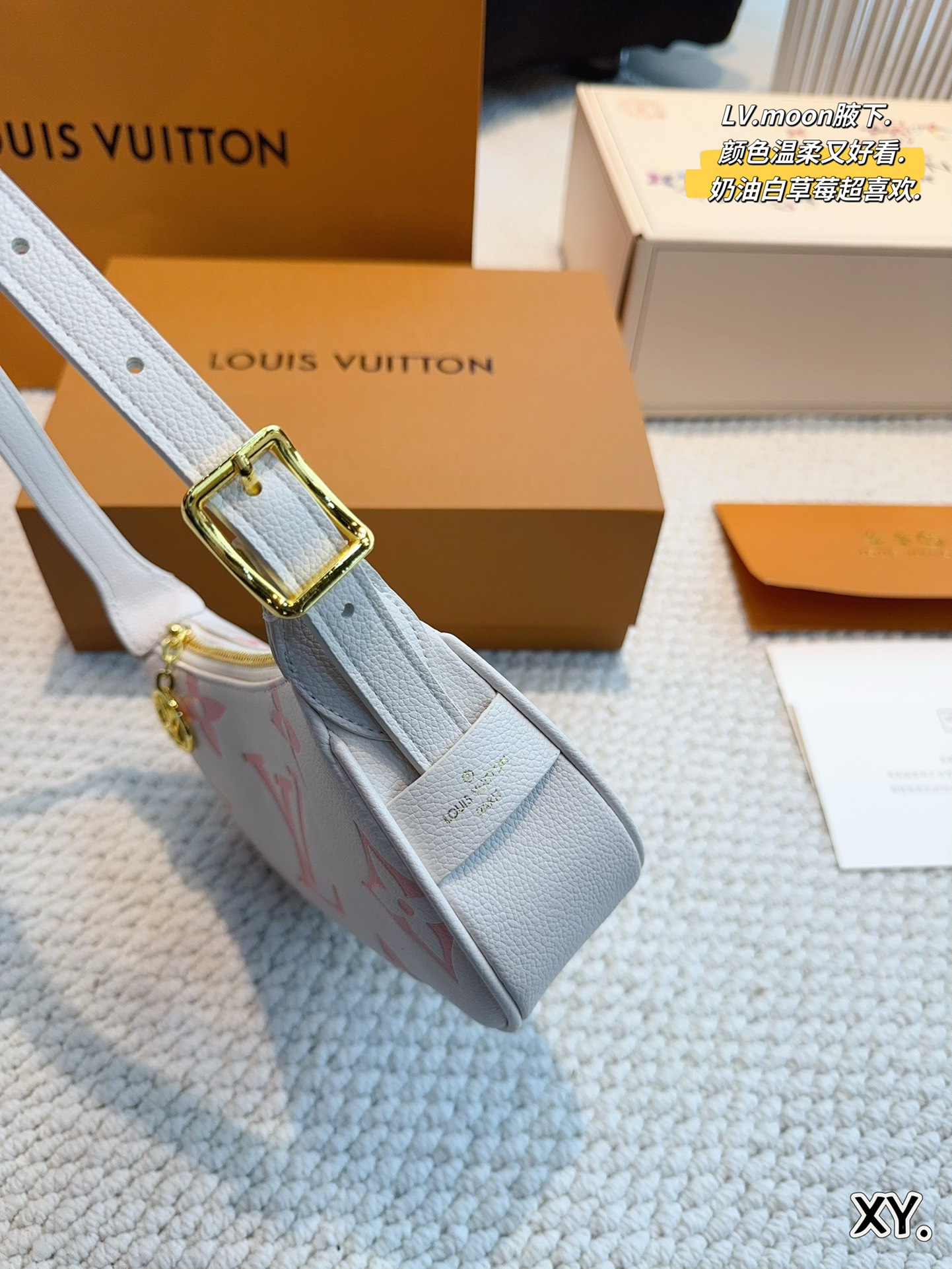 L-V BAG Moon underarm wrapped with cream strawberry series