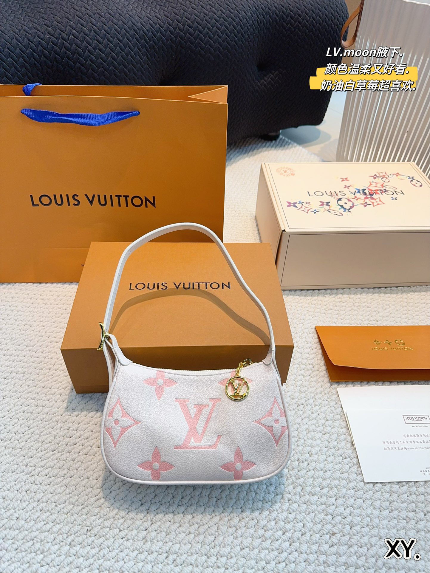 L-V BAG Moon underarm wrapped with cream strawberry series