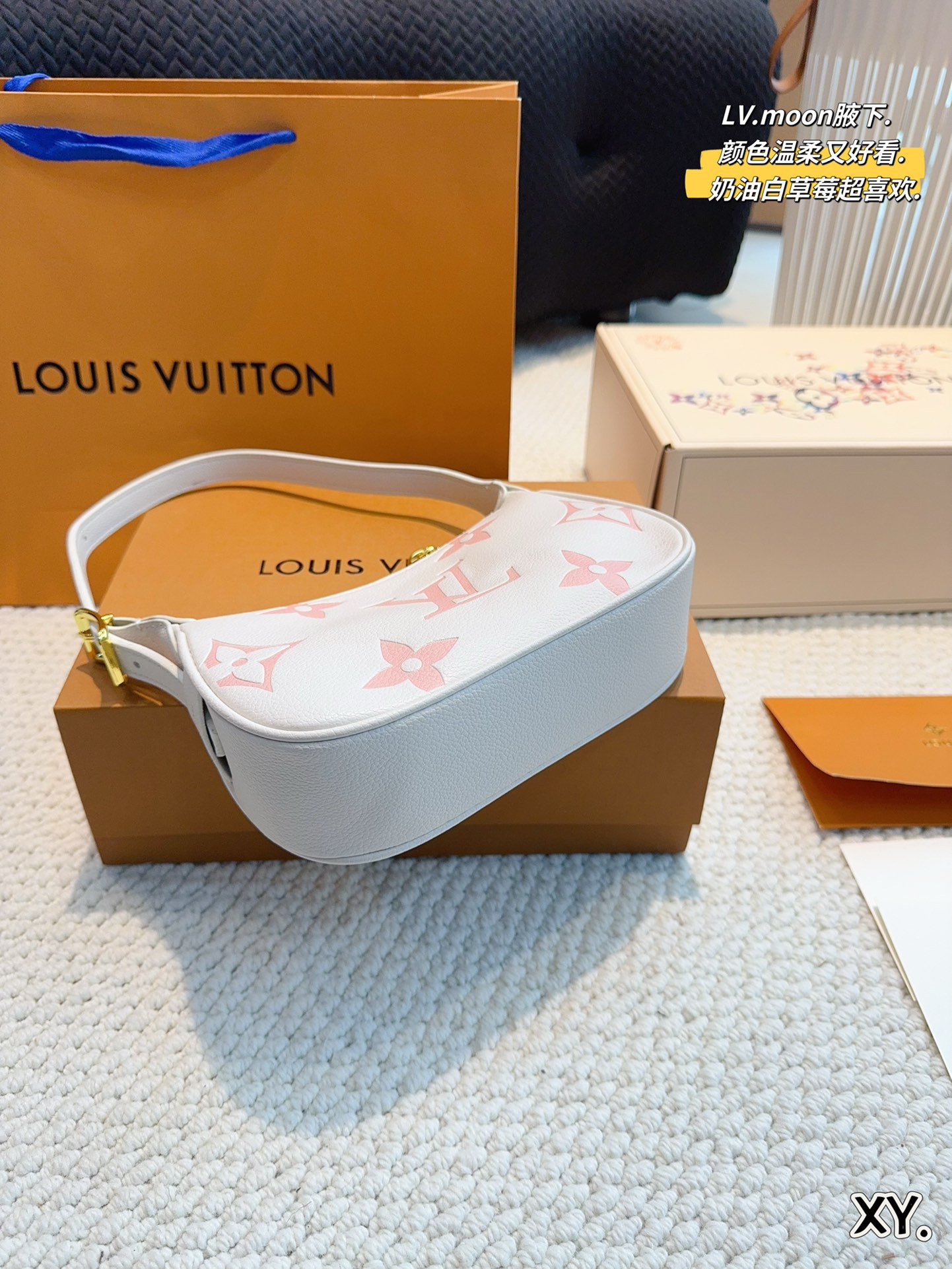 L-V BAG Moon underarm wrapped with cream strawberry series