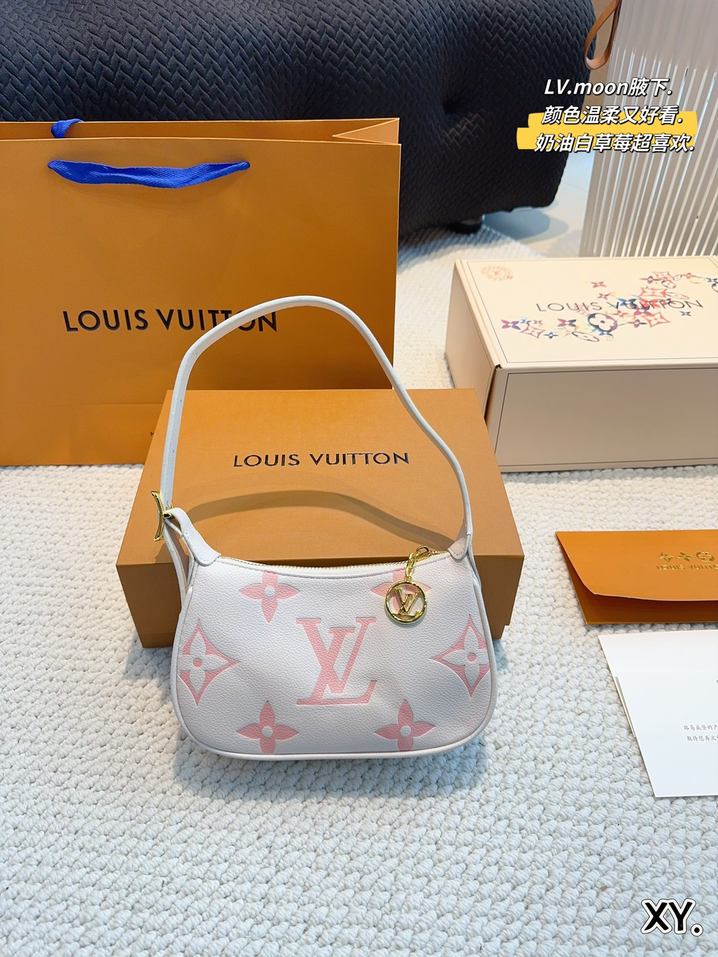 L-V BAG Moon underarm wrapped with cream strawberry series