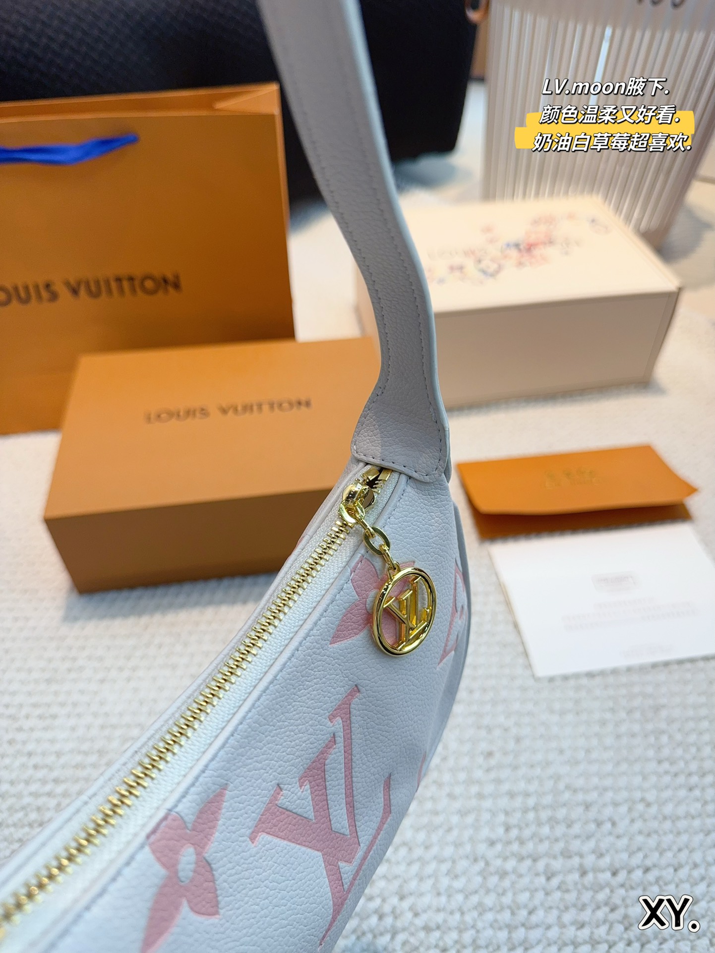 L-V BAG Moon underarm wrapped with cream strawberry series