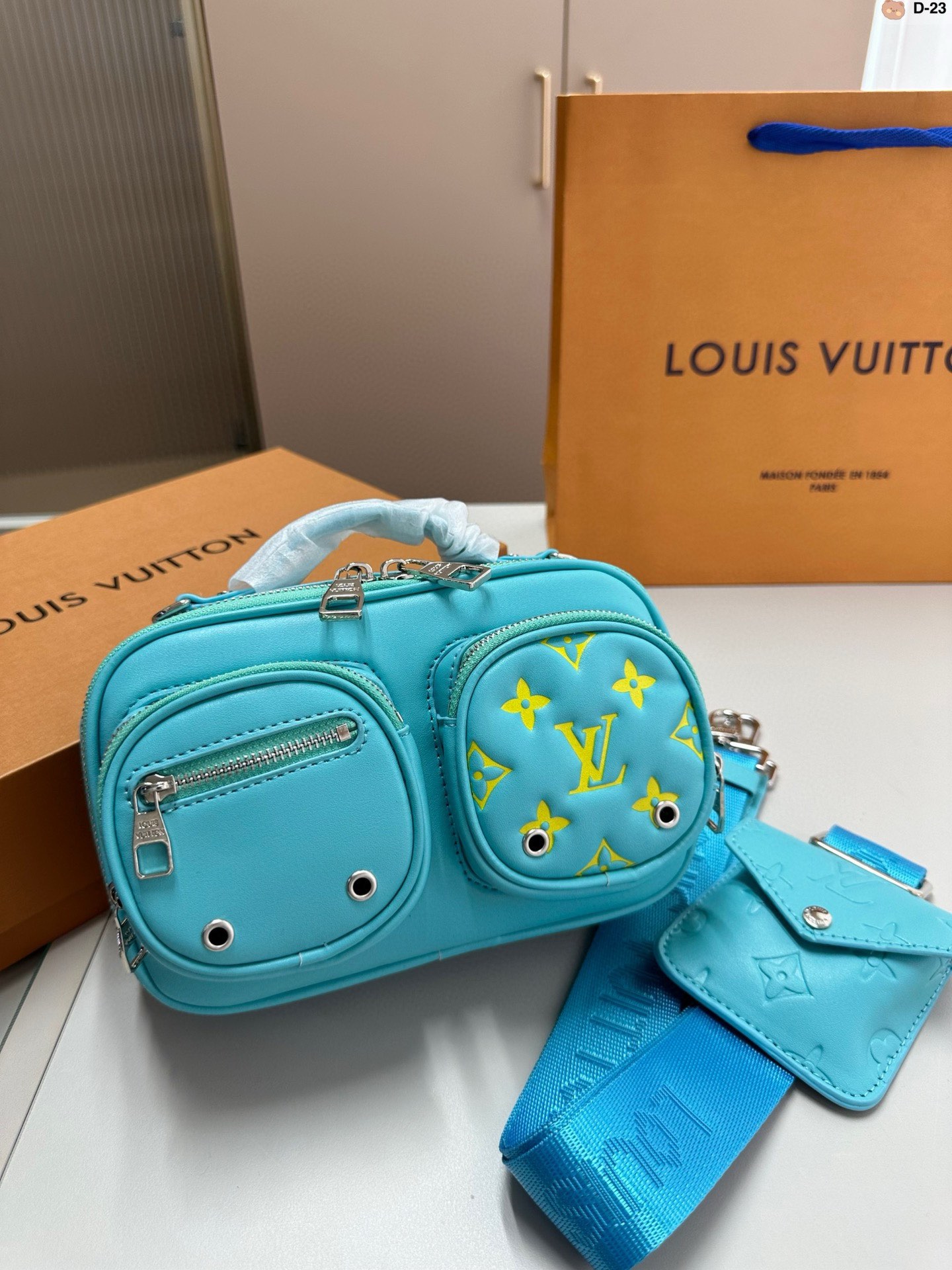 L-V BAG Retro embossed camera bag