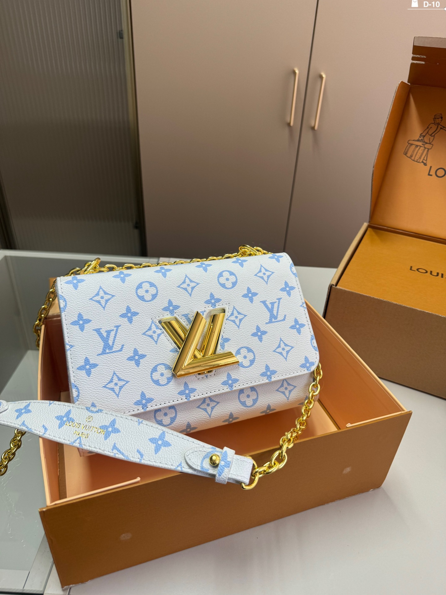 L-V BAG Twist chain bag