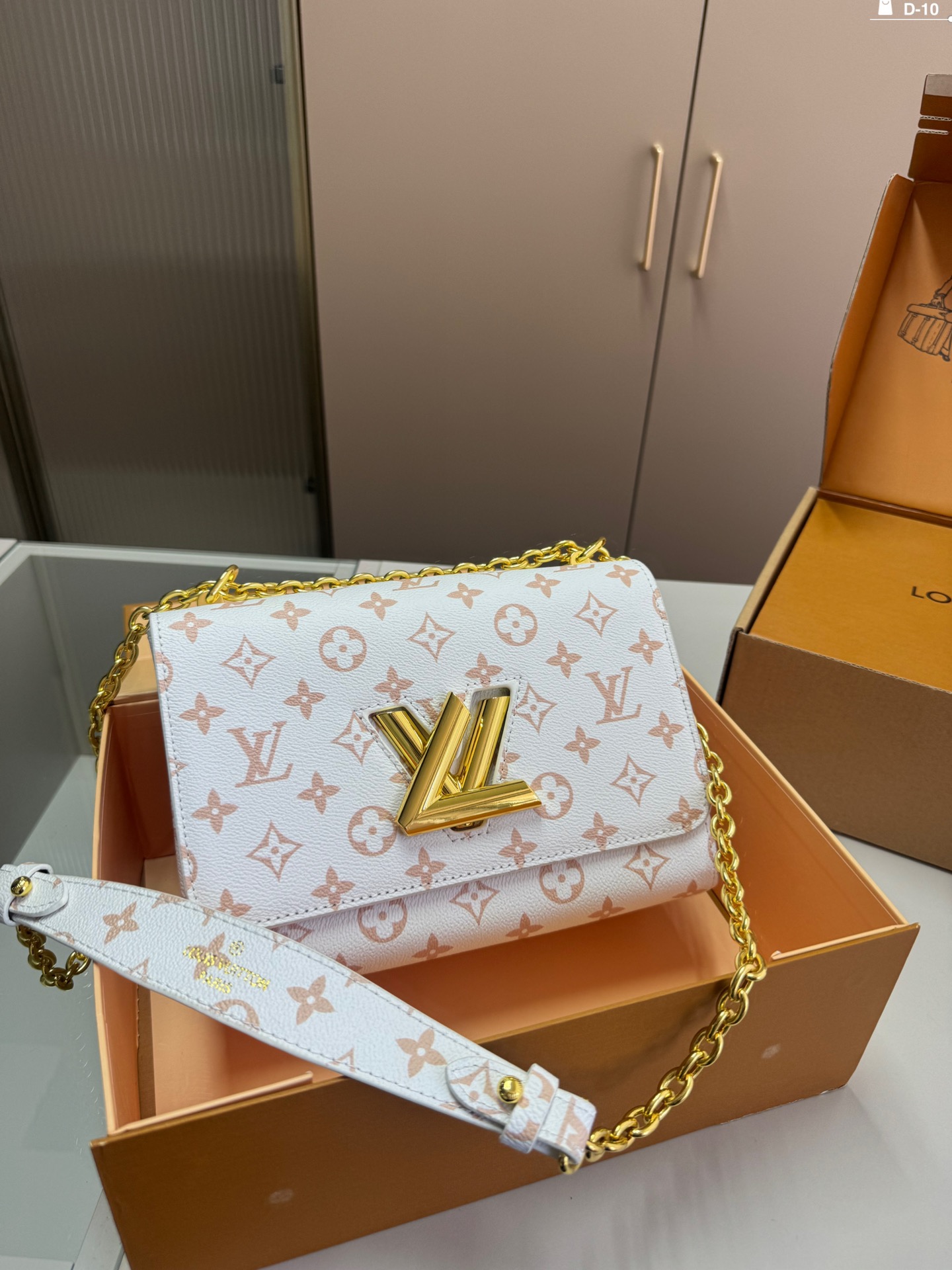 L-V BAG Twist chain bag