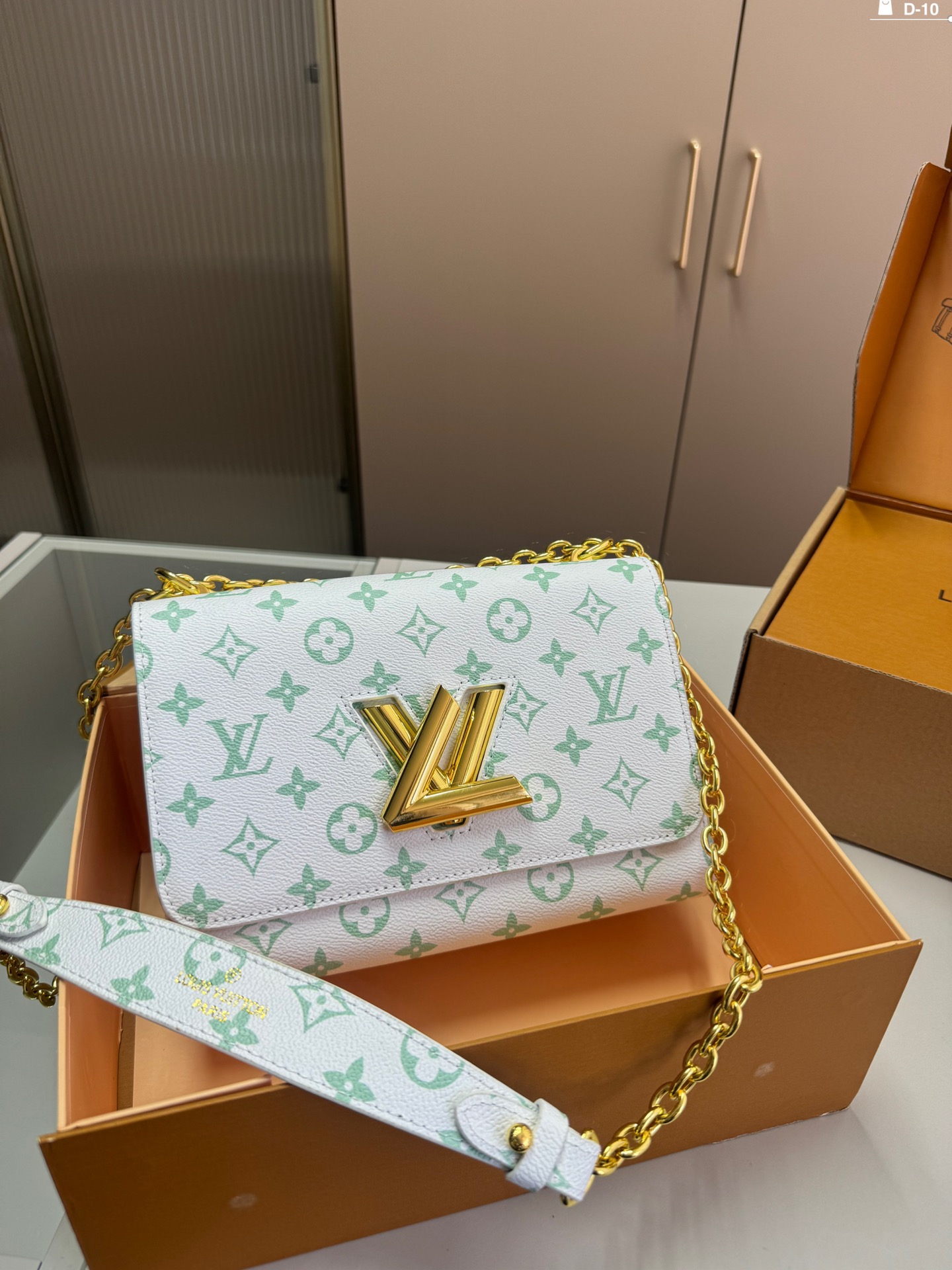 L-V BAG Twist chain bag