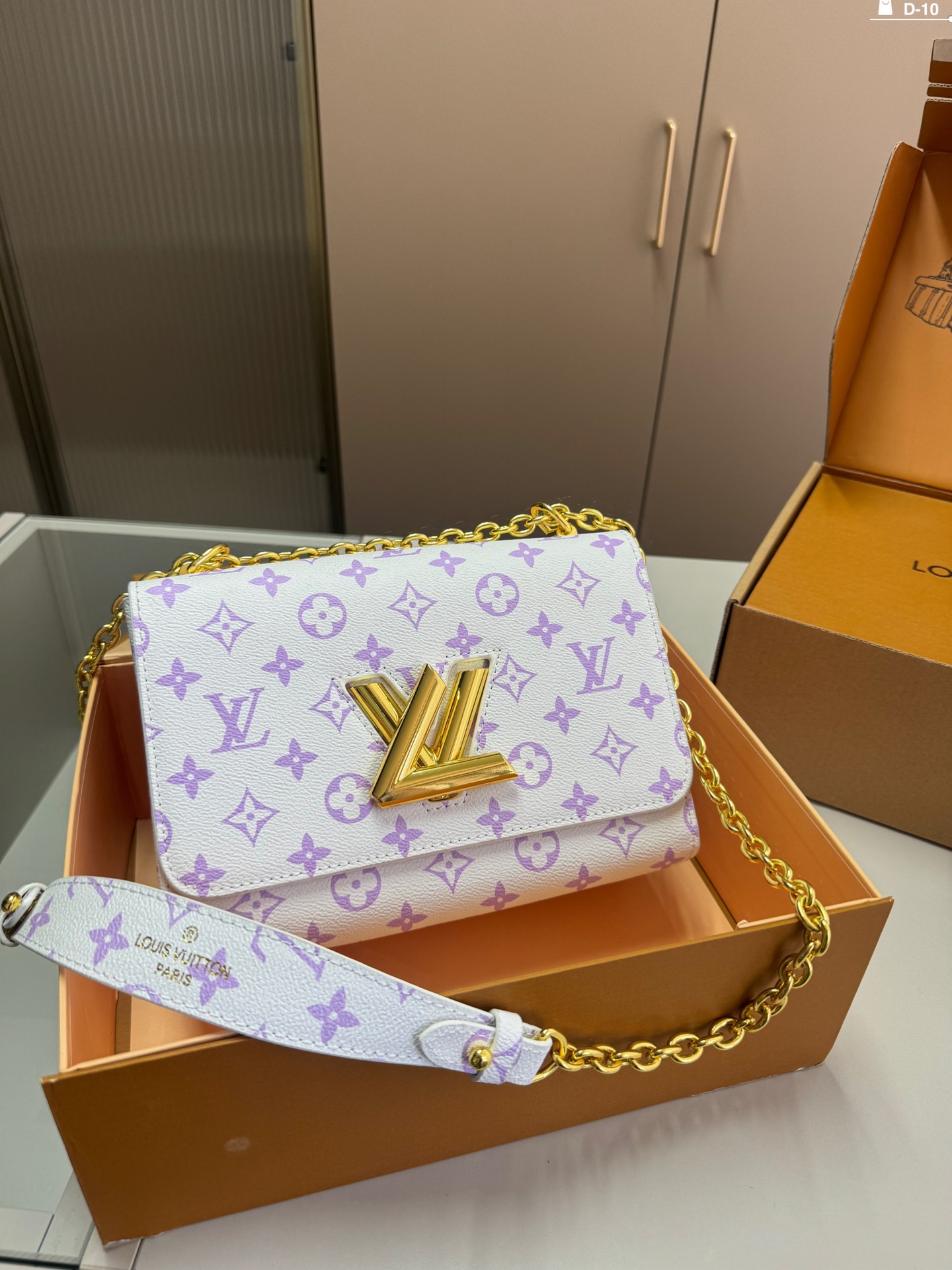 L-V BAG Twist chain bag