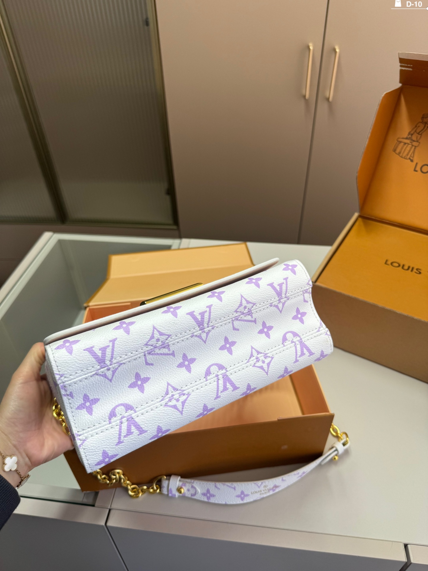 L-V BAG Twist chain bag