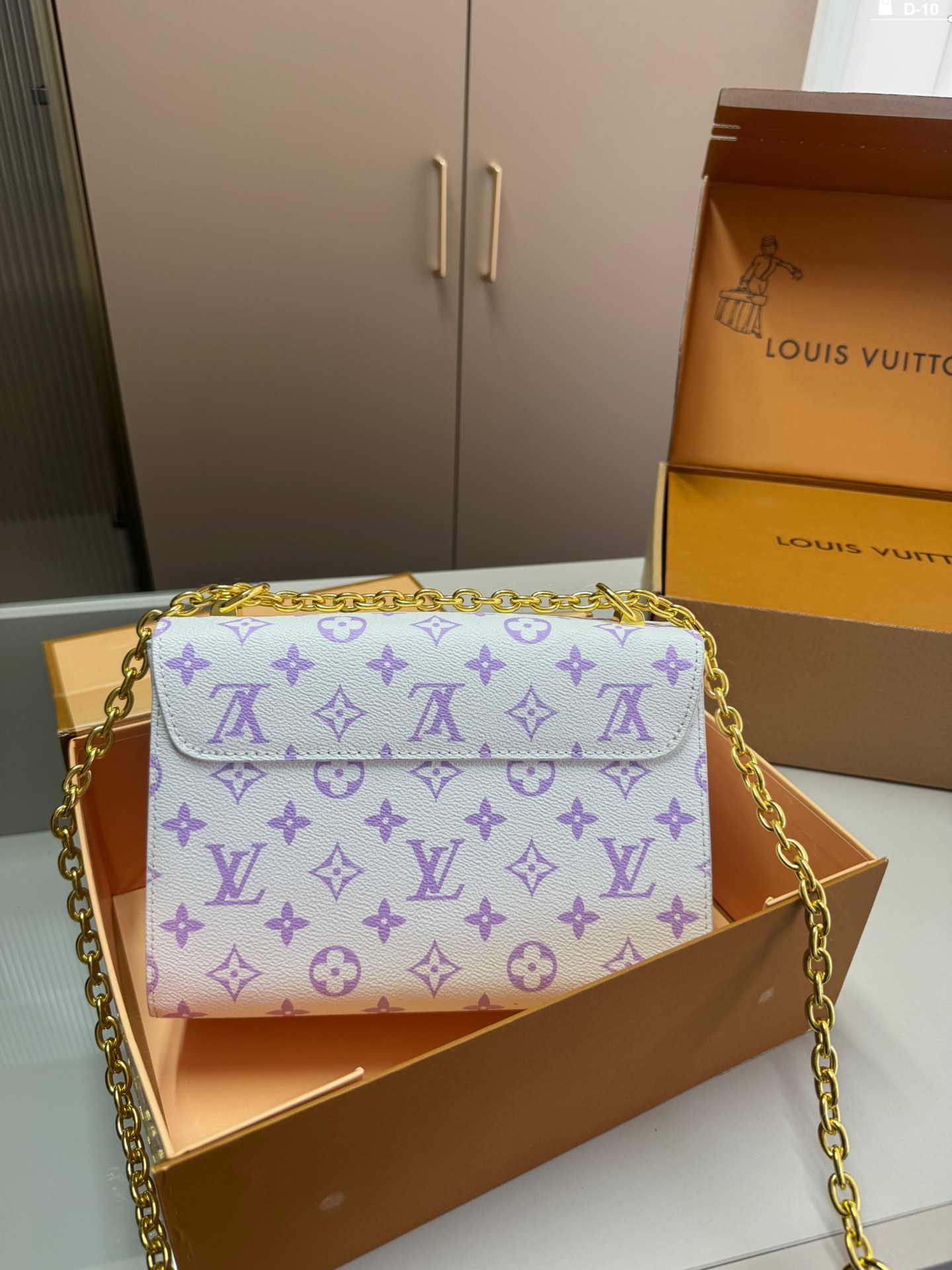 L-V BAG Twist chain bag