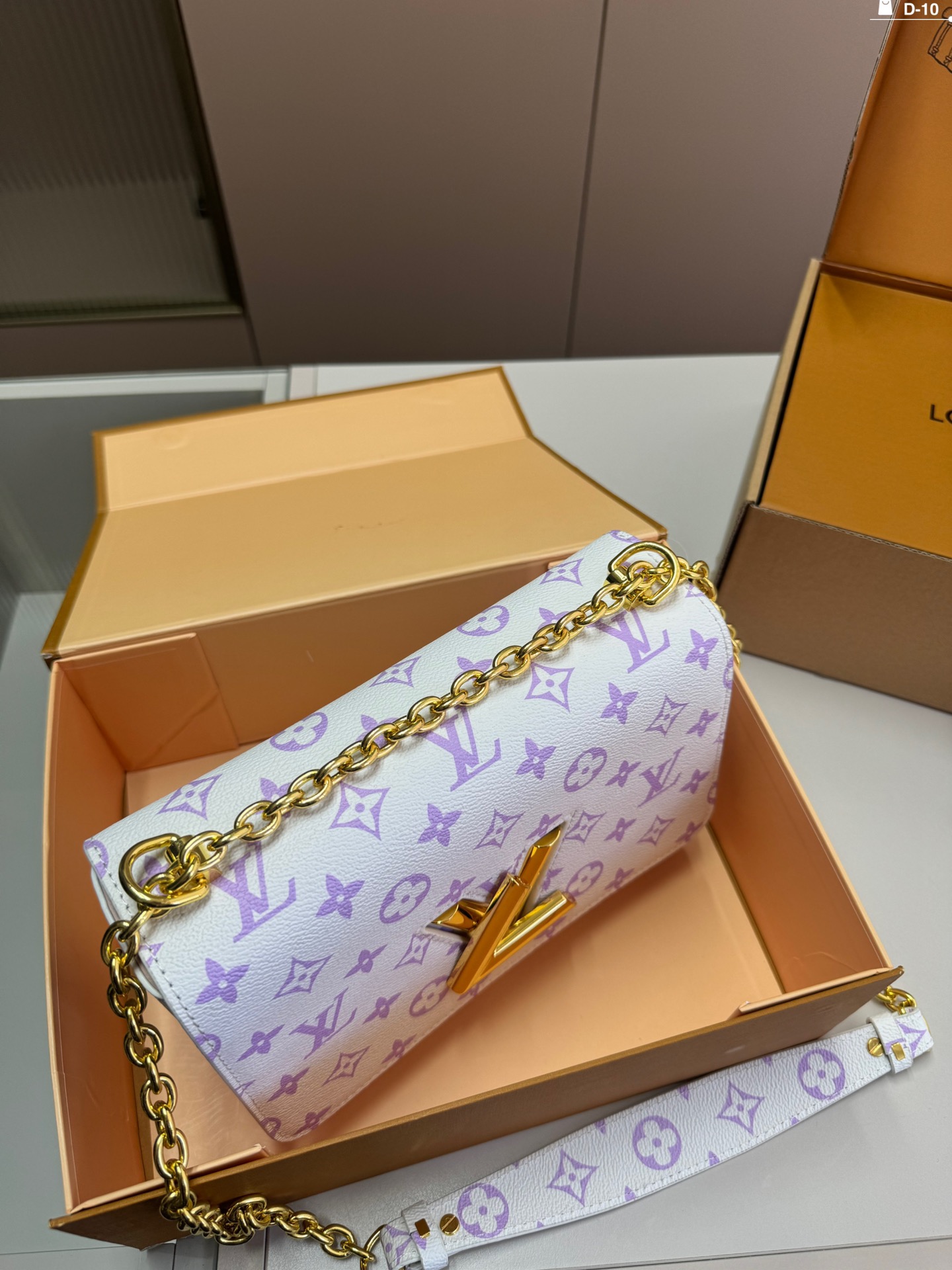 L-V BAG Twist chain bag