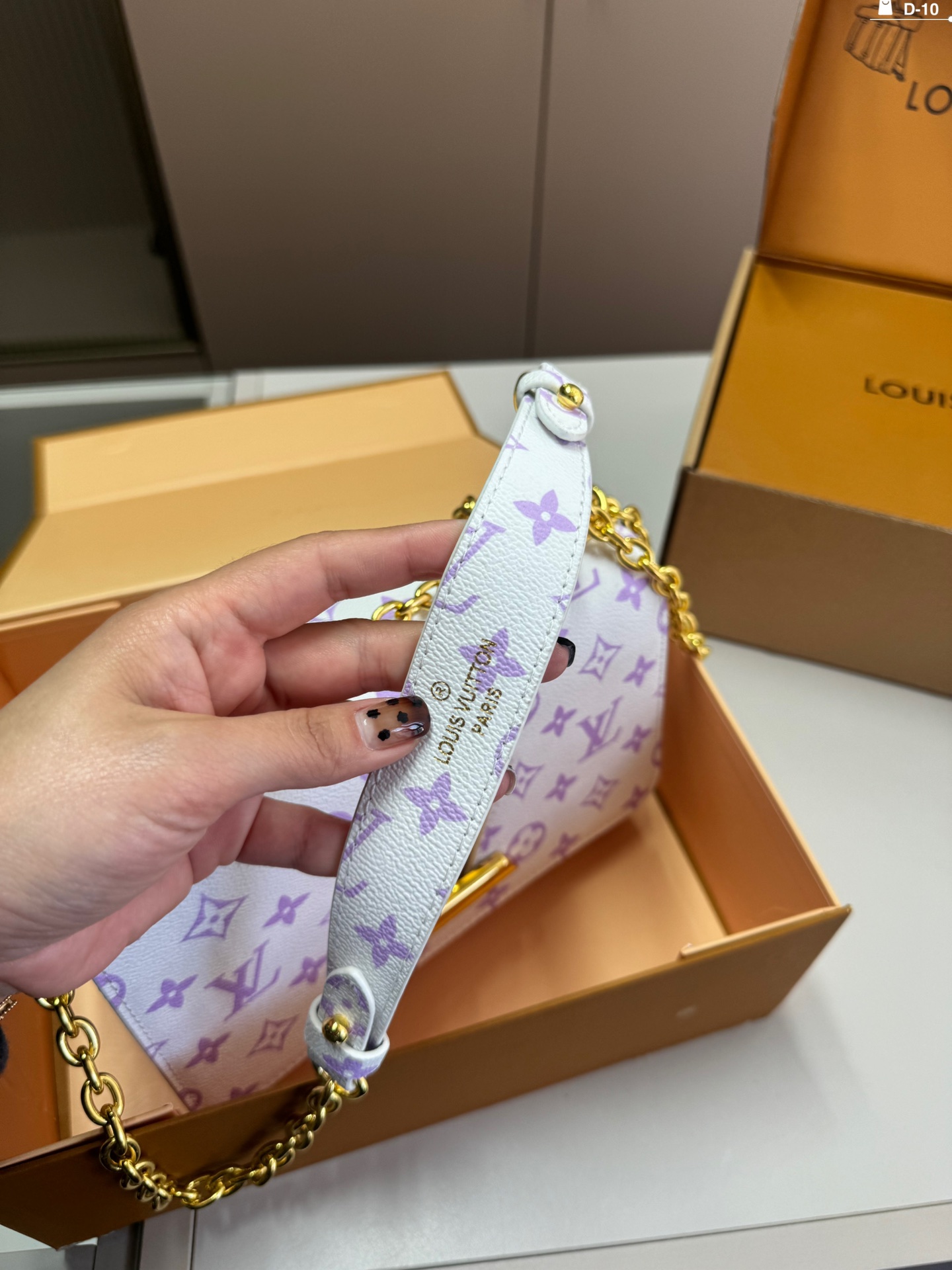 L-V BAG Twist chain bag