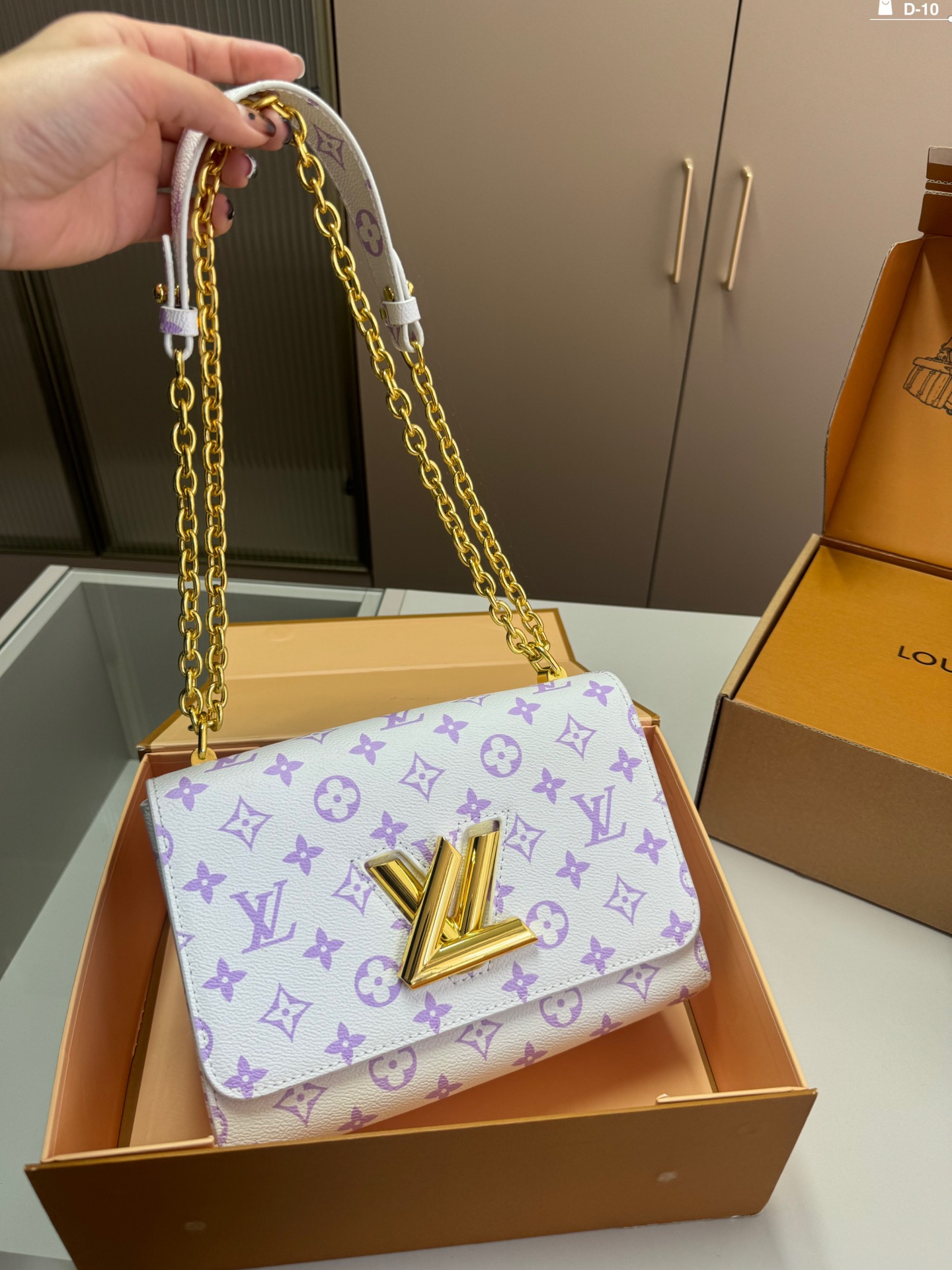 L-V BAG Twist chain bag