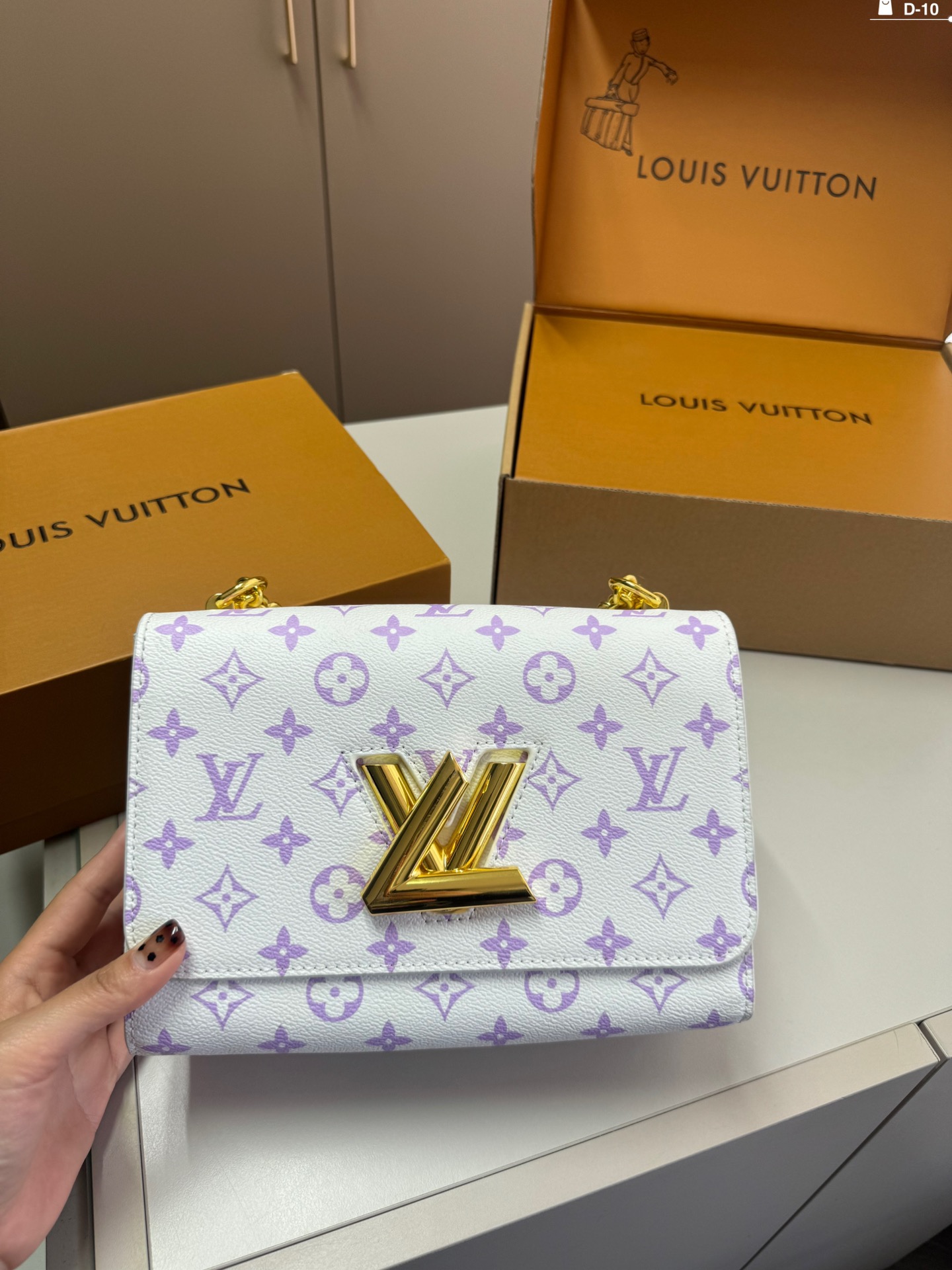 L-V BAG Twist chain bag