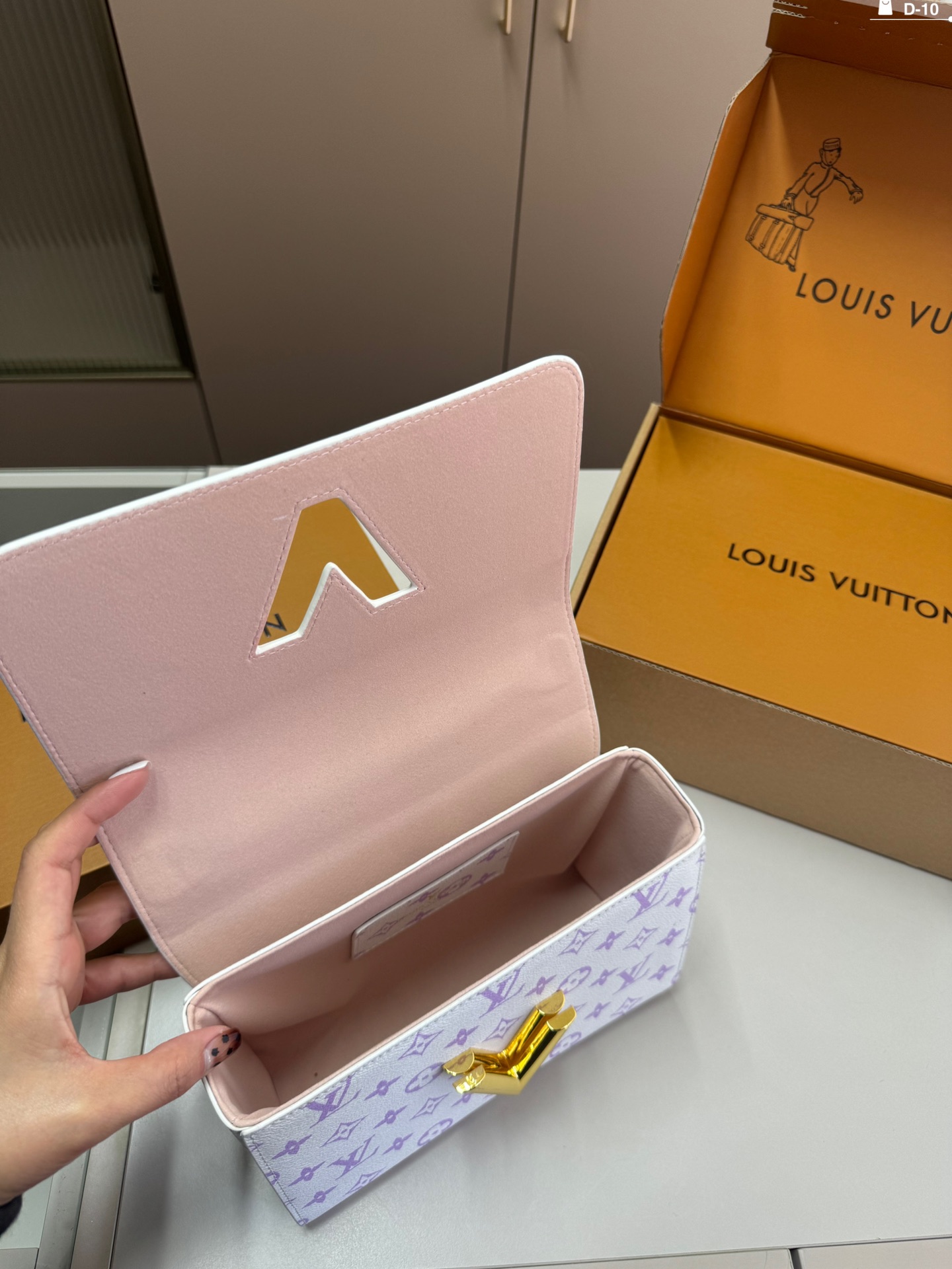 L-V BAG Twist chain bag