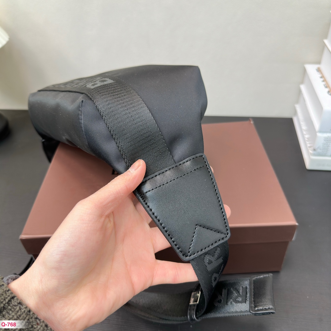 B-Y BAG  Neutral chest bag