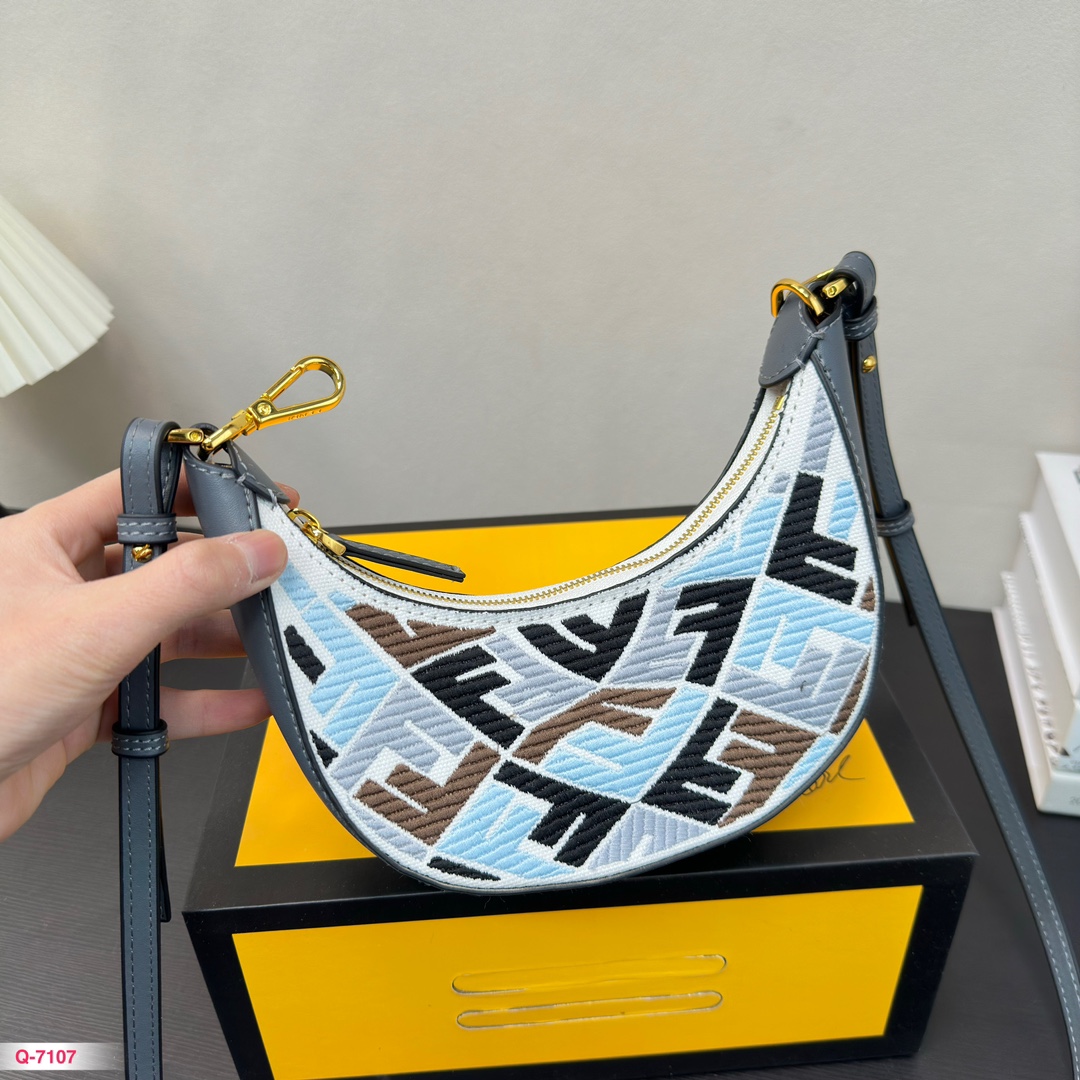 F-I BAG Crescent bag classic Joker elegant atmosphere.