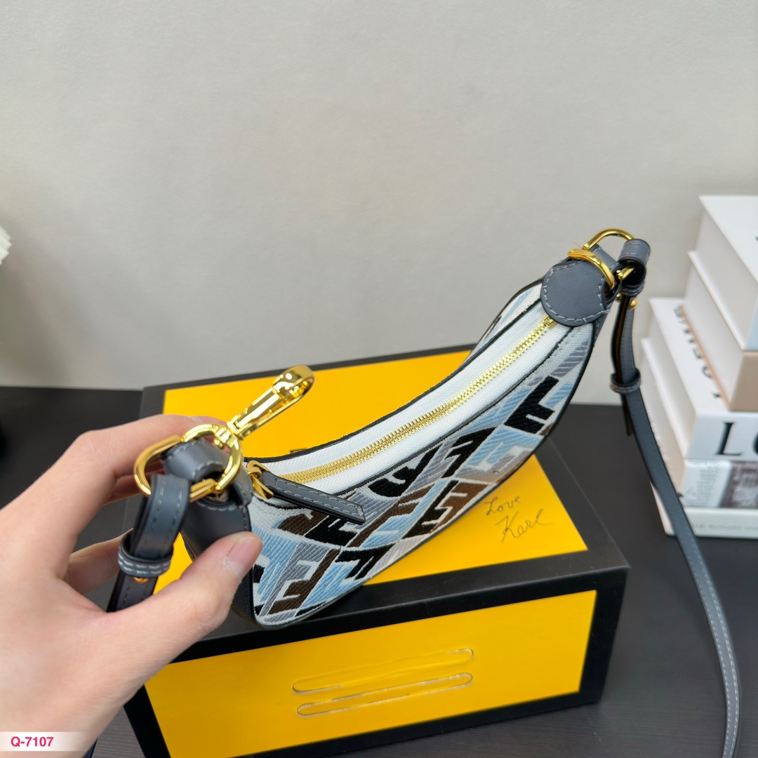 F-I BAG Crescent bag classic Joker elegant atmosphere.