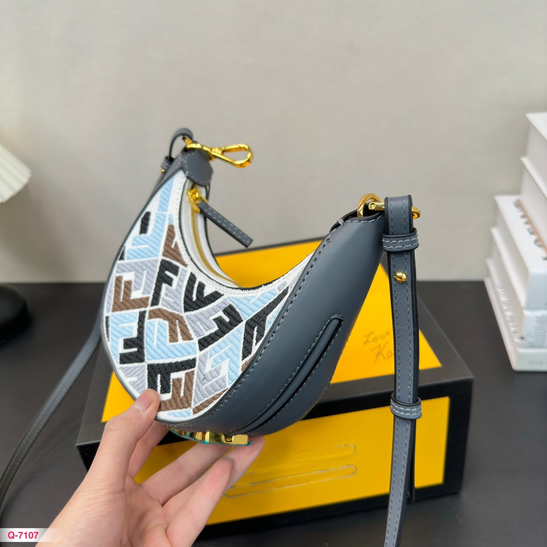 F-I BAG Crescent bag classic Joker elegant atmosphere.