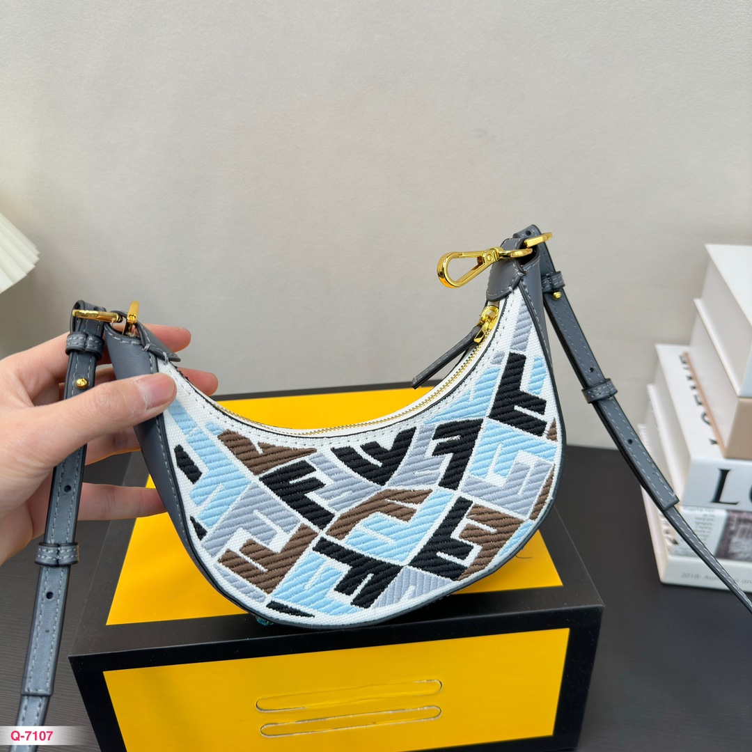 F-I BAG Crescent bag classic Joker elegant atmosphere.