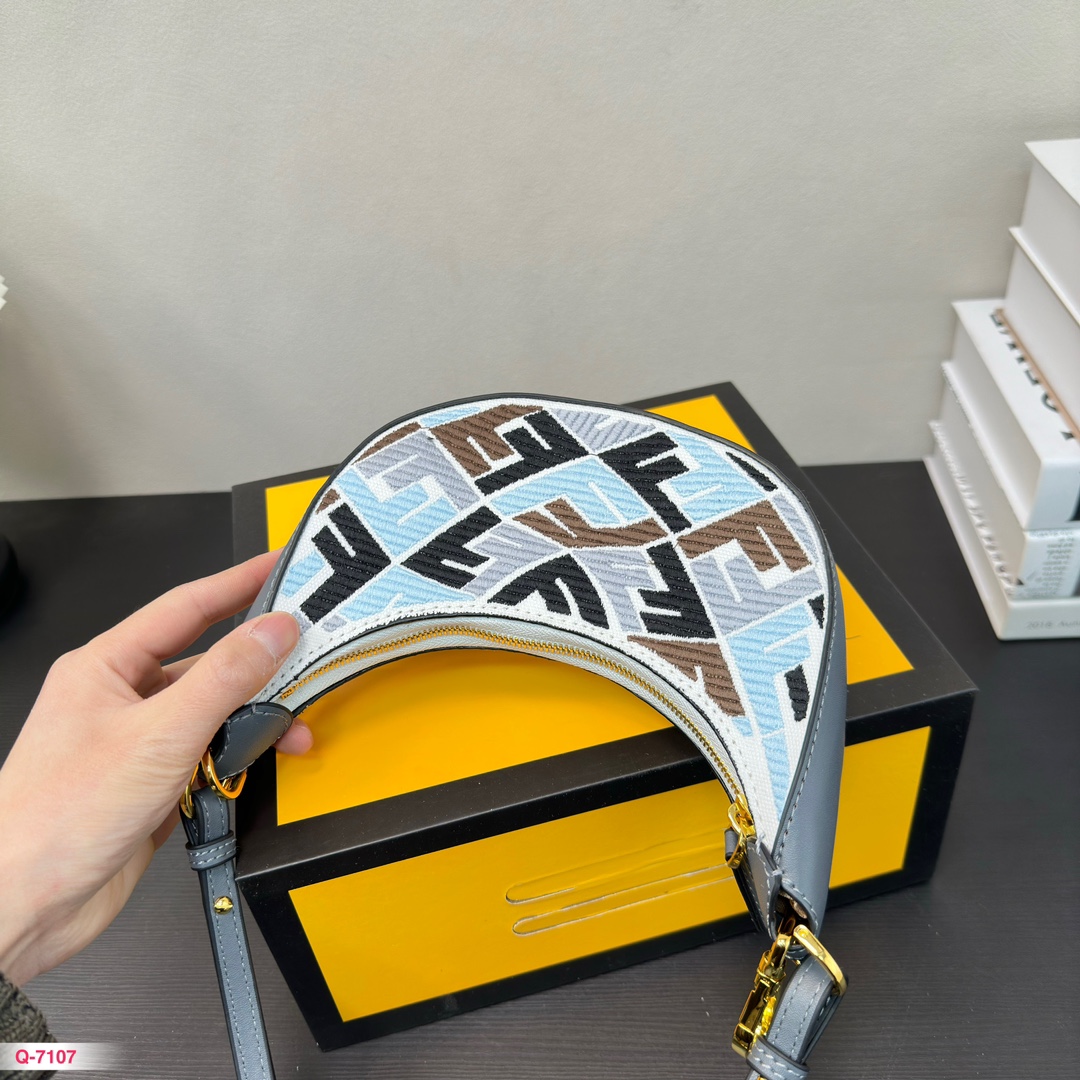 F-I BAG Crescent bag classic Joker elegant atmosphere.