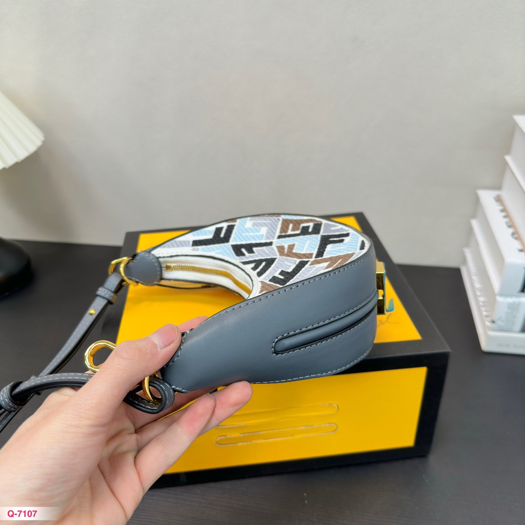 F-I BAG Crescent bag classic Joker elegant atmosphere.