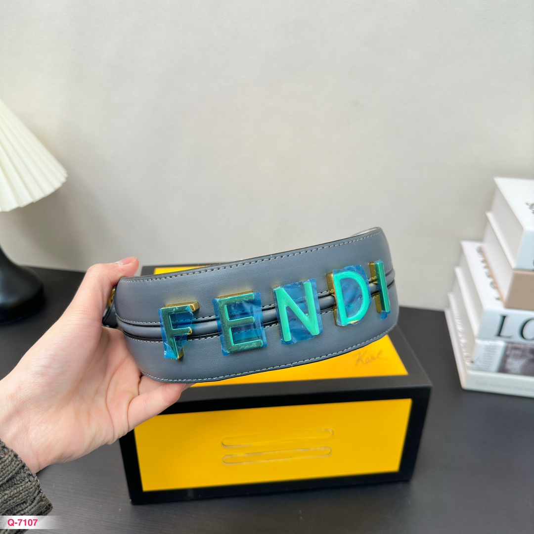 F-I BAG Crescent bag classic Joker elegant atmosphere.