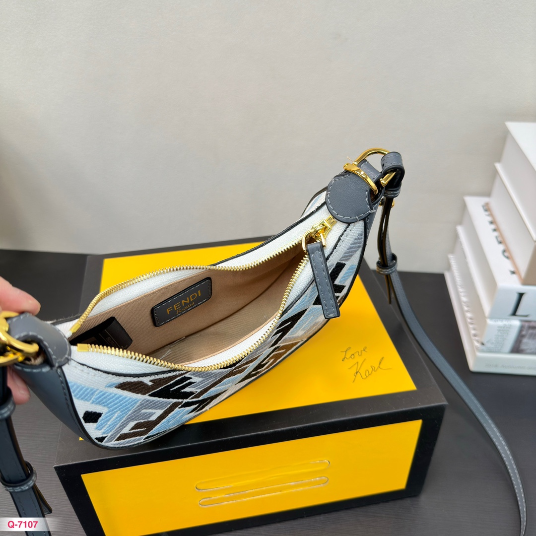 F-I BAG Crescent bag classic Joker elegant atmosphere.