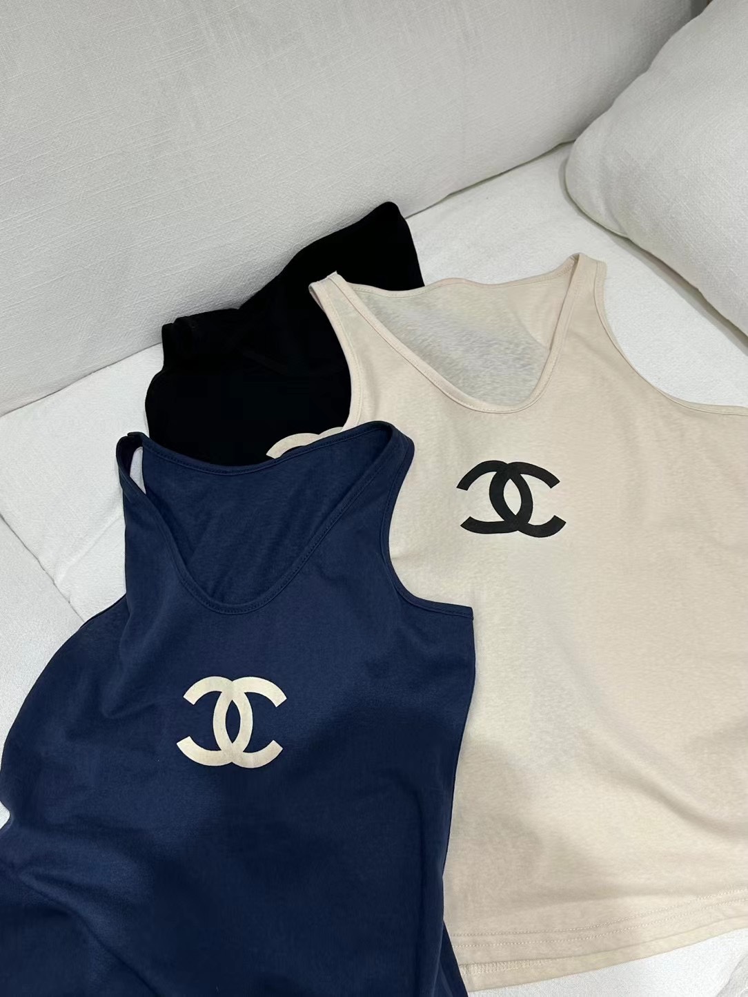 C-L womenswear Minimalist perfume vest