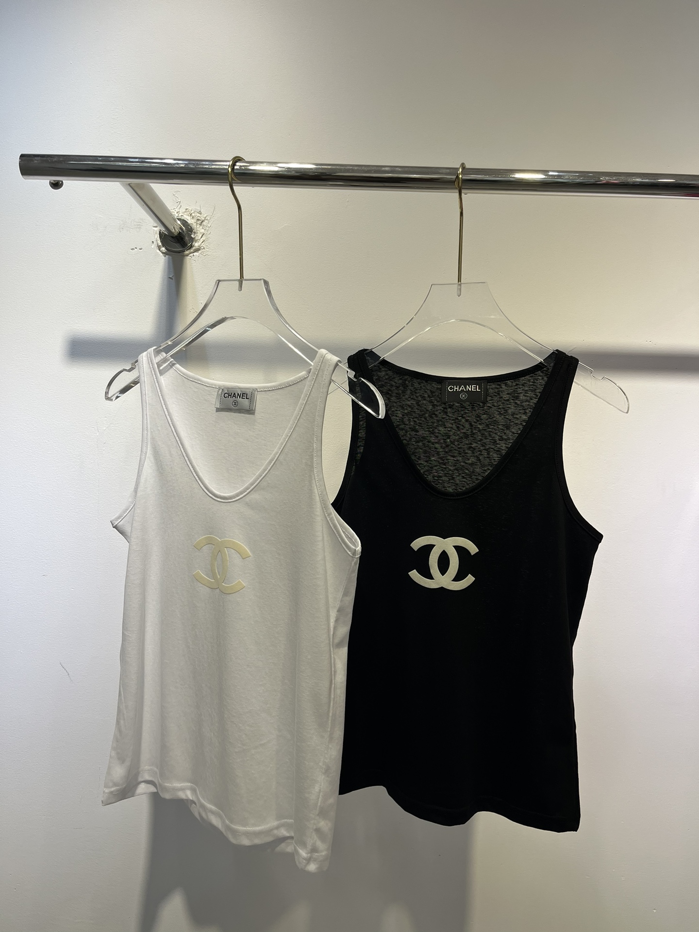 C-L womenswear Minimalist perfume vest