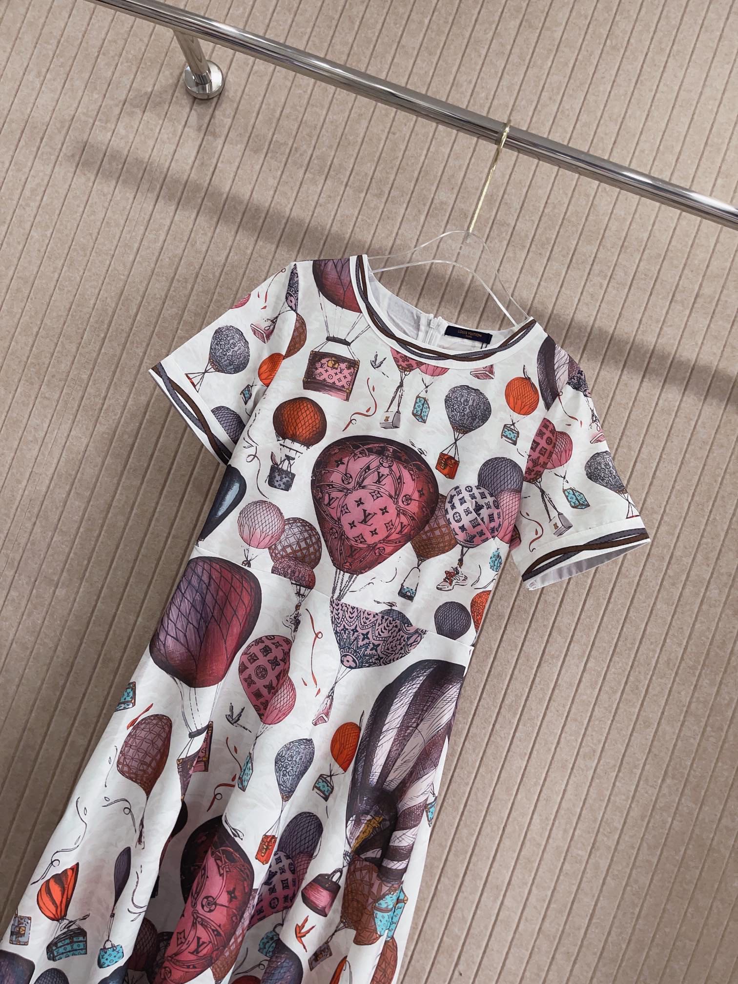 L-V womenswear Hot air balloon letter logo printing