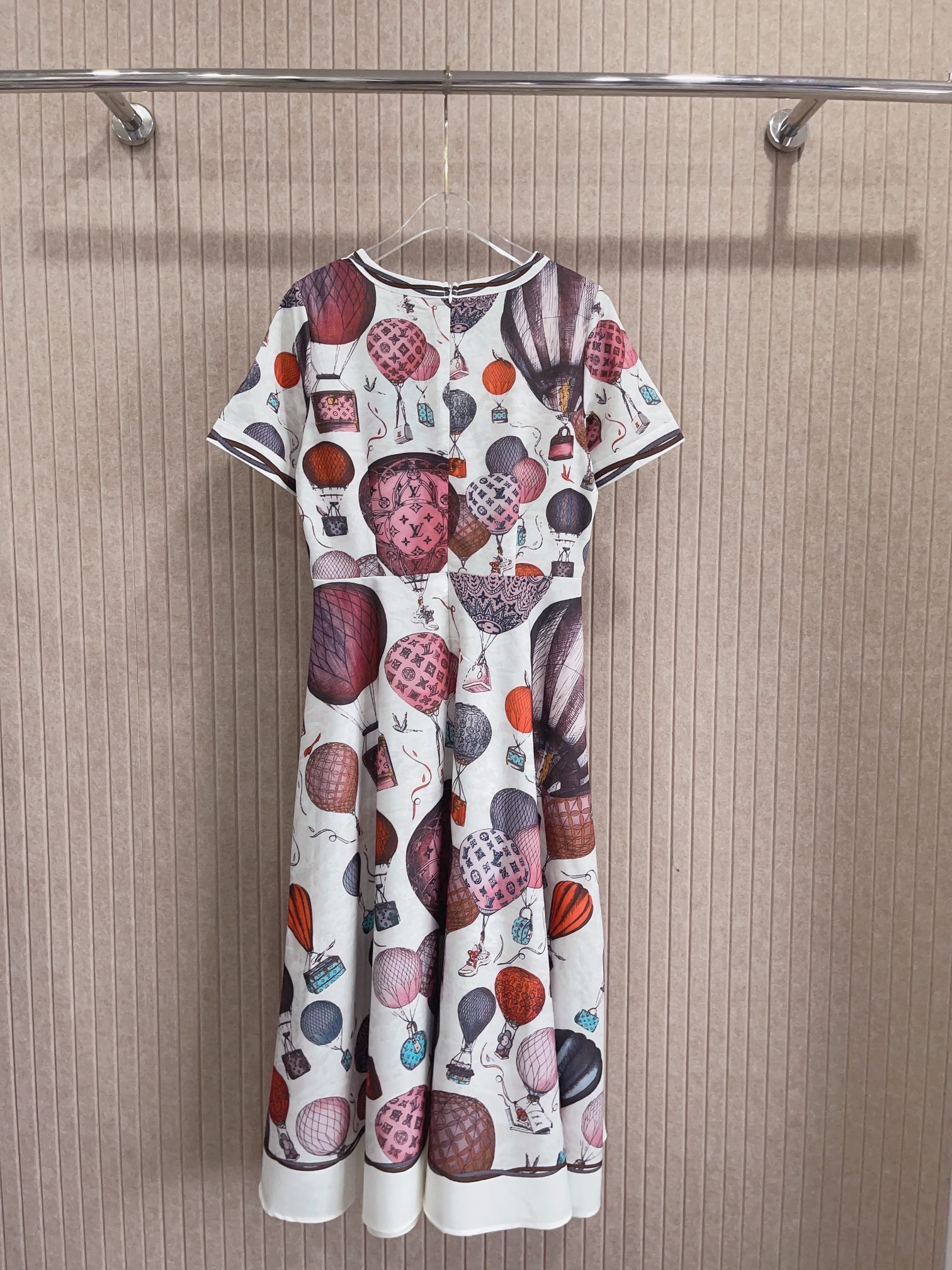 L-V womenswear Hot air balloon letter logo printing