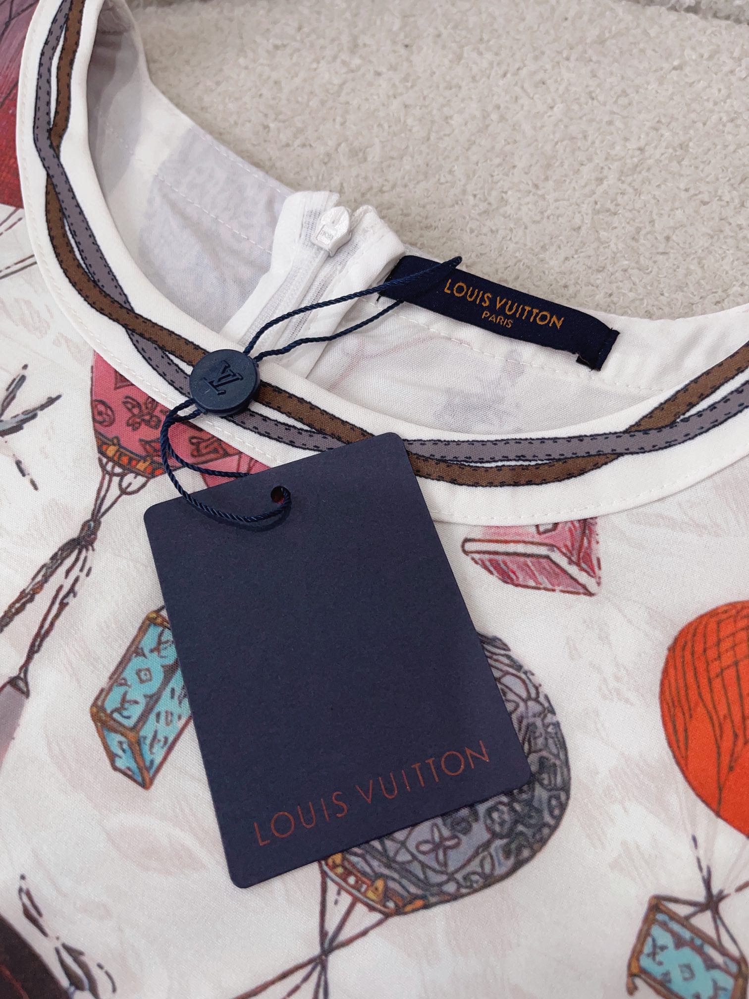 L-V womenswear Hot air balloon letter logo printing