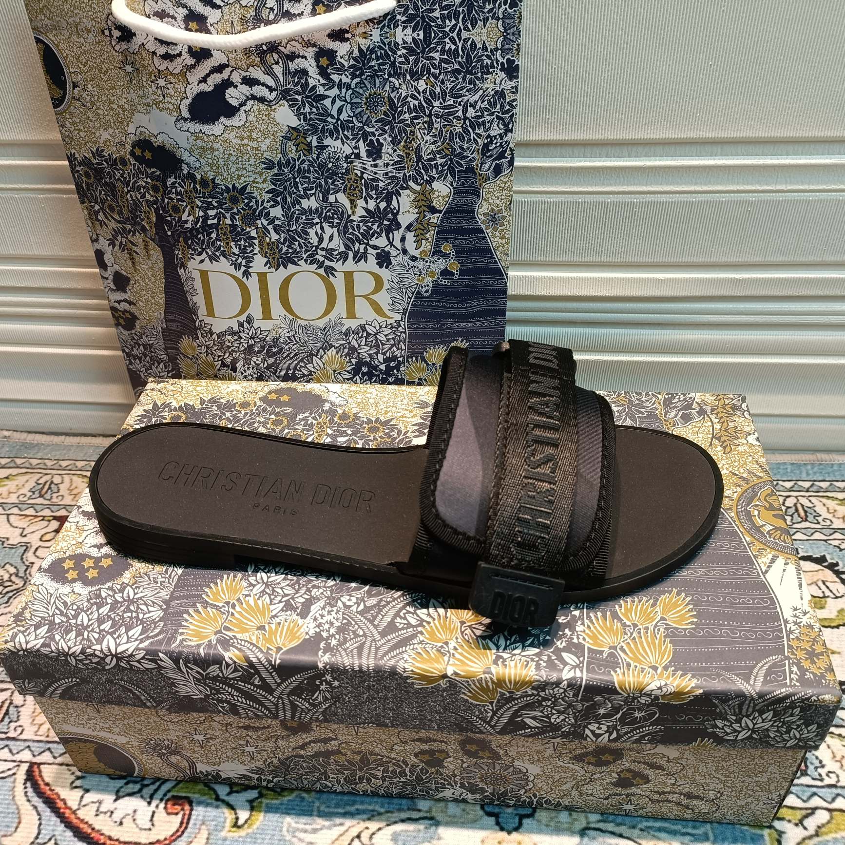 d-r Women's shoes Embroidered hook and loop slippers