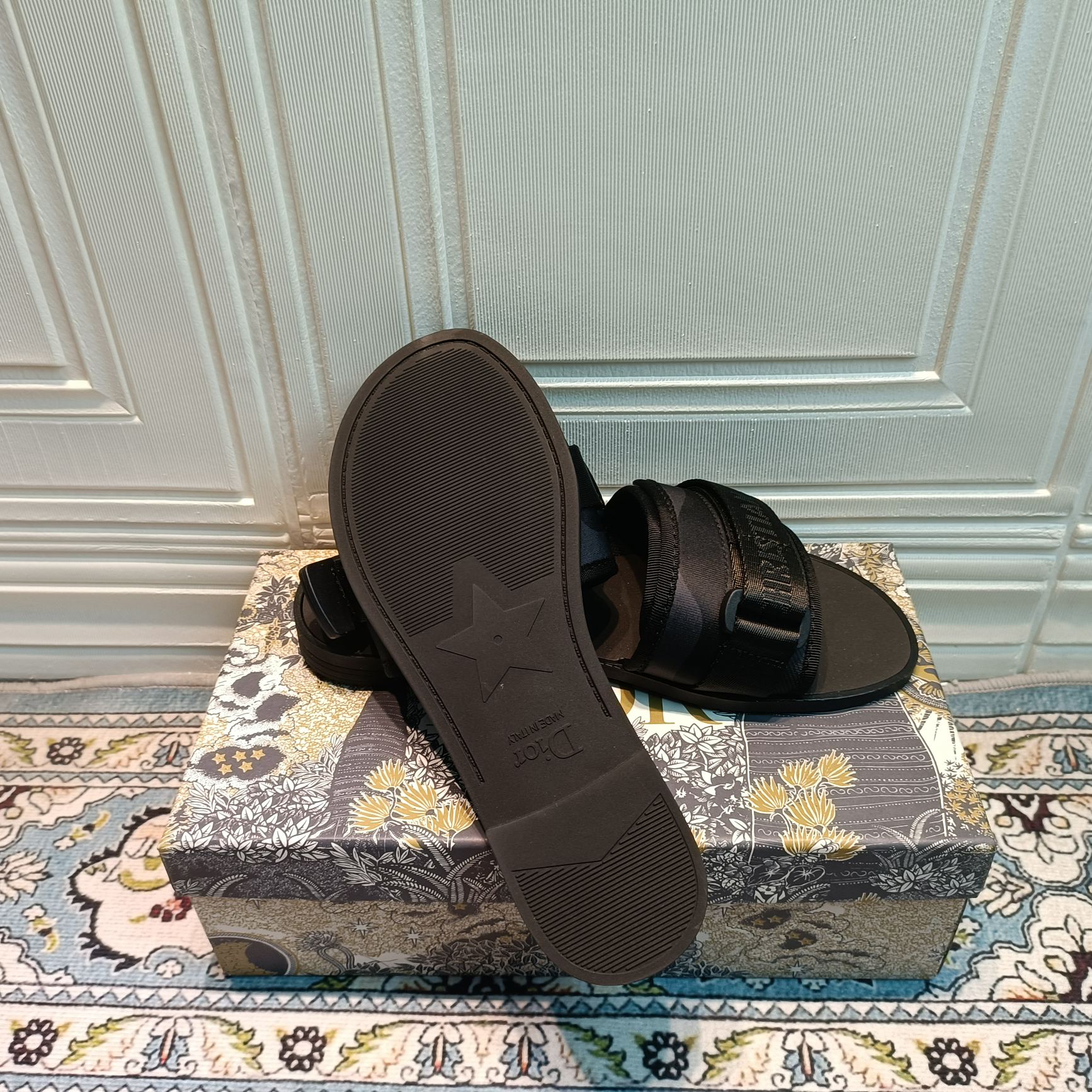 d-r Women's shoes Embroidered hook and loop slippers