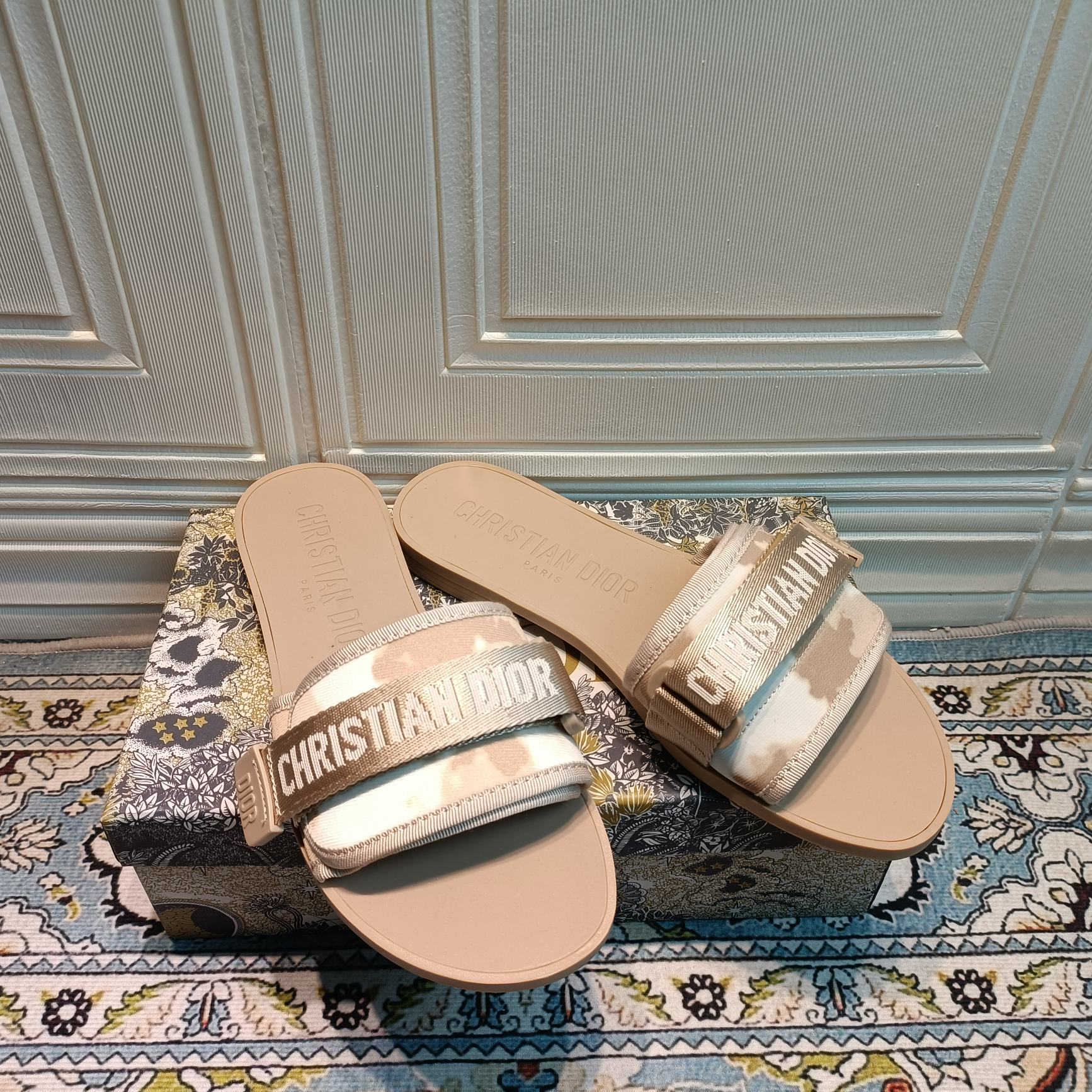 d-r Women's shoes Embroidered hook and loop slippers