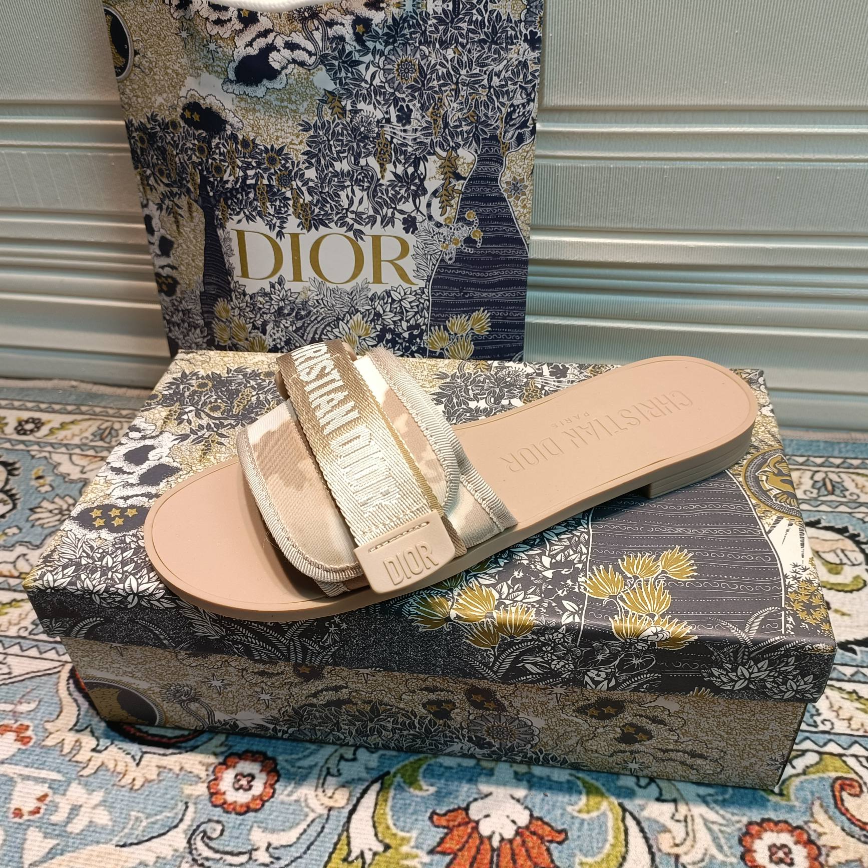 d-r Women's shoes Embroidered hook and loop slippers